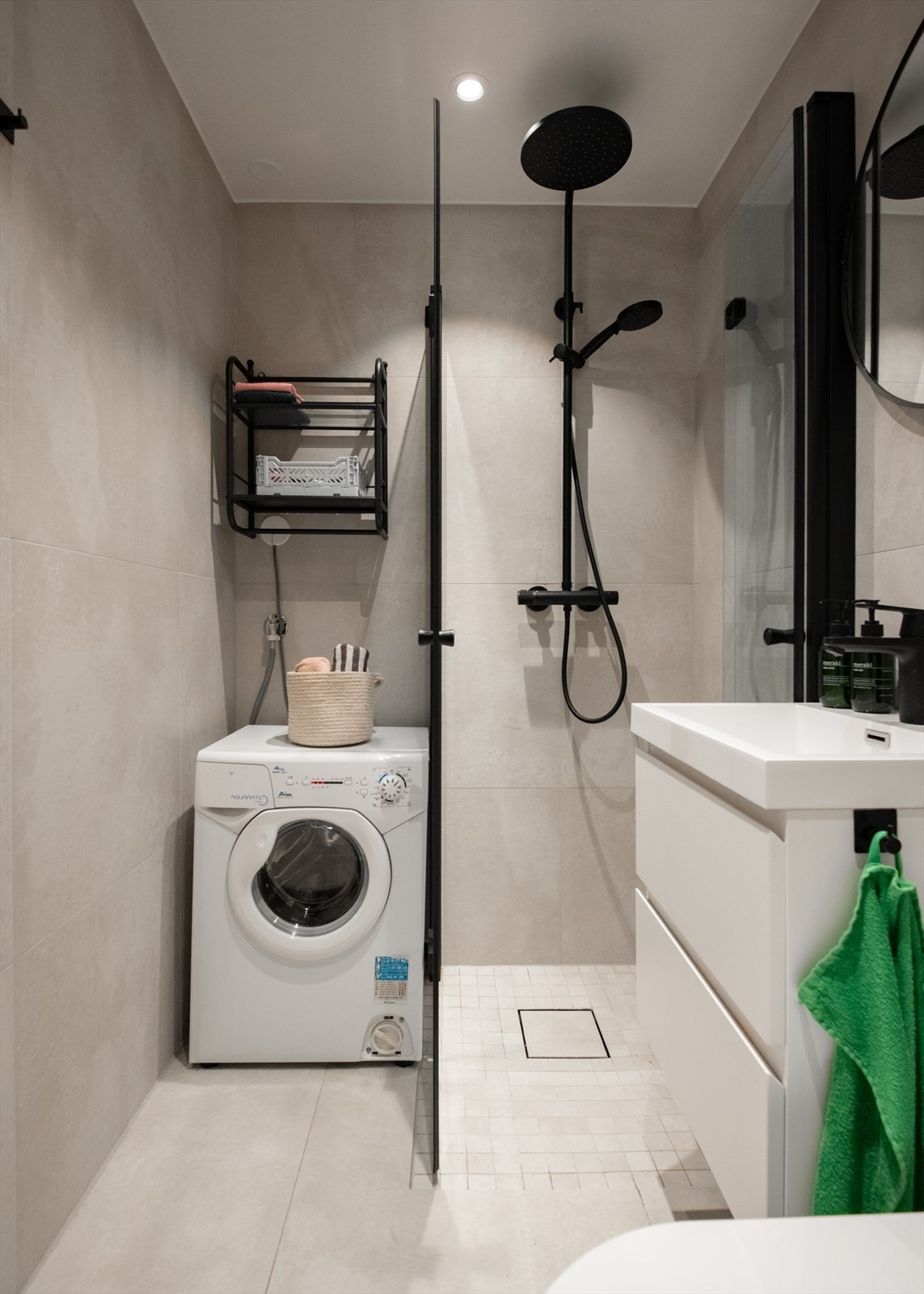 Bad renovert i 2024 med moderne uttrykk, flislagte overflater, dusj med glassvegger og opplegg for vaskemaskin. Galleribilde