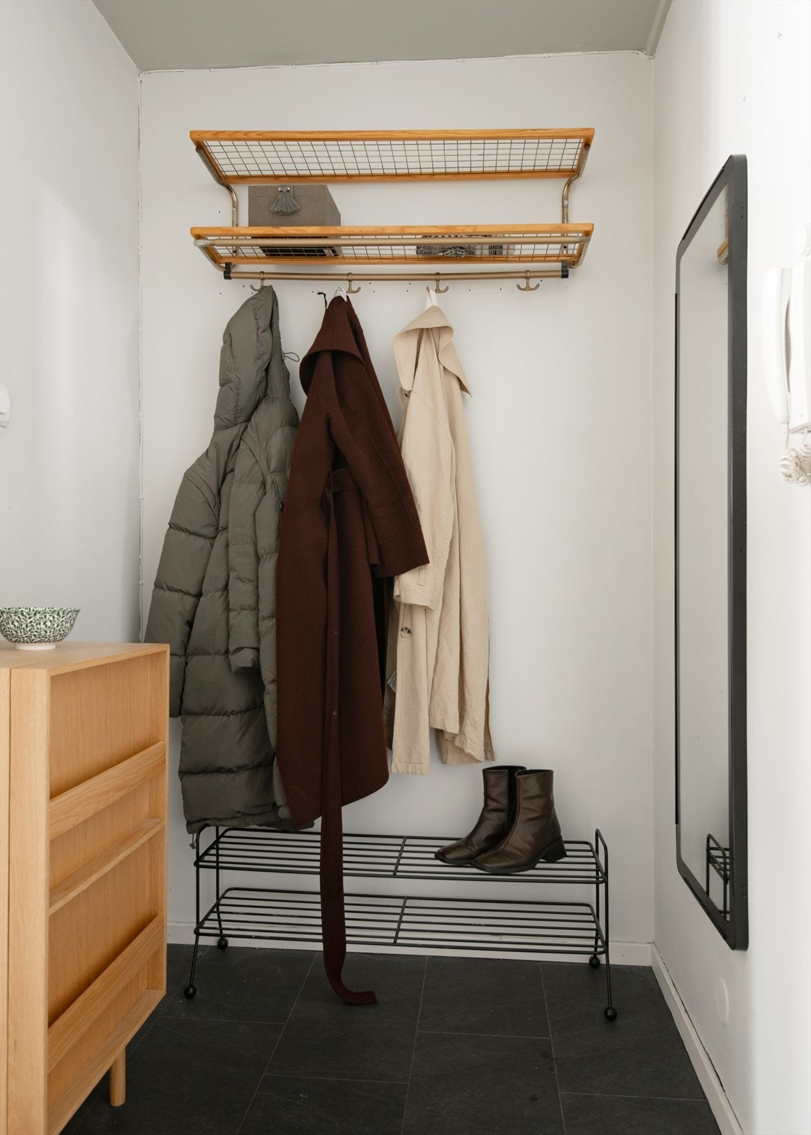 Lysmalt entré med gode oppbevaringsmuligheter. Porttelefon ved inngangsdøren. Galleribilde