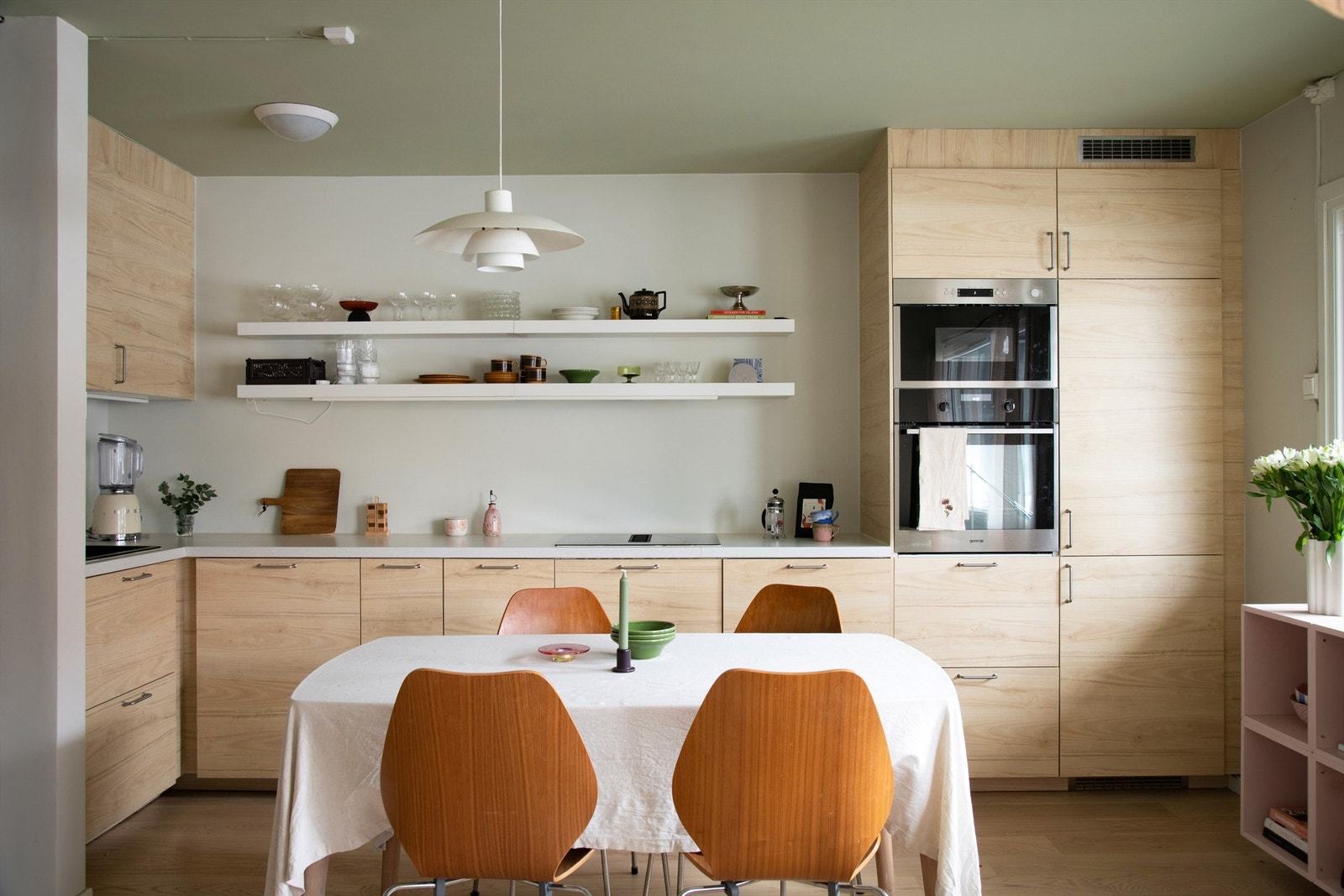 Kjøkkeninnredning fra Ikea med glatte fronter, laminat benkeplate, oppvaskkum og lys under overskap. Galleribilde