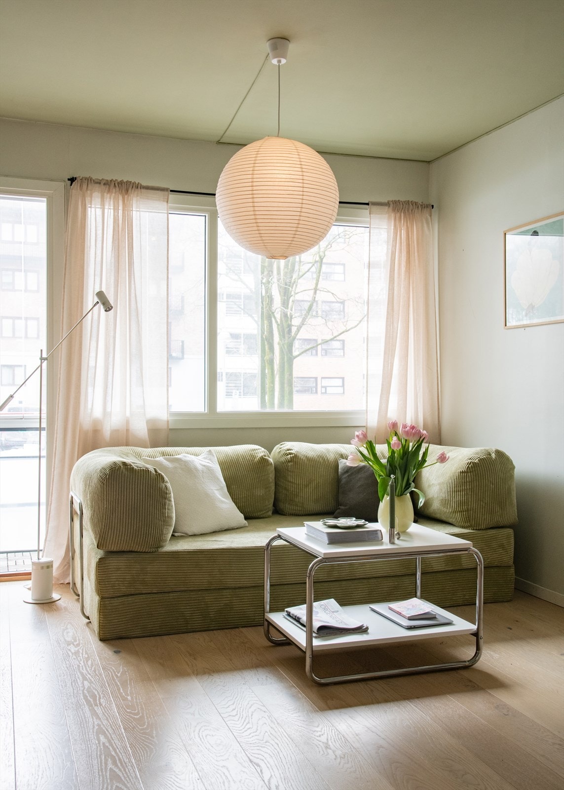 Store vindusflater som slipper inn rikelig med lys. Vinduer fra 2016. Galleribilde