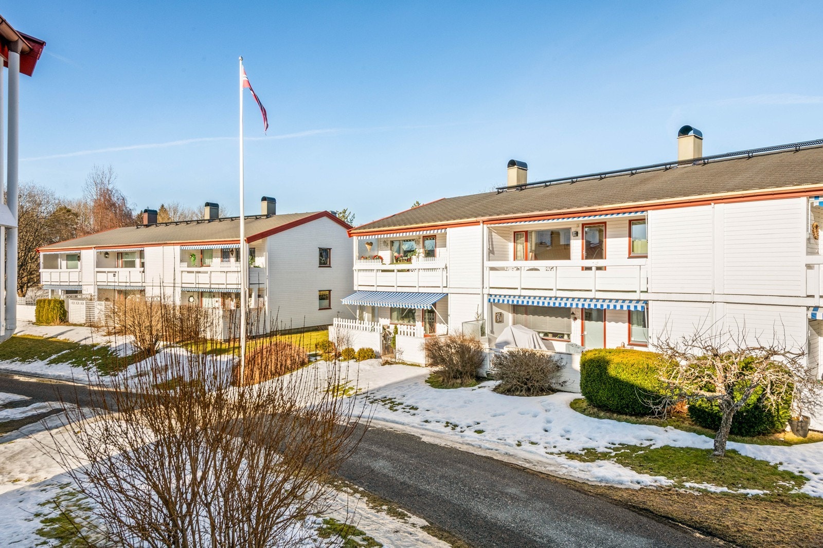 Boligen ligger midstilt i 2. Etasje i bilde. Det er ikke barnehager foran bygget Galleribilde