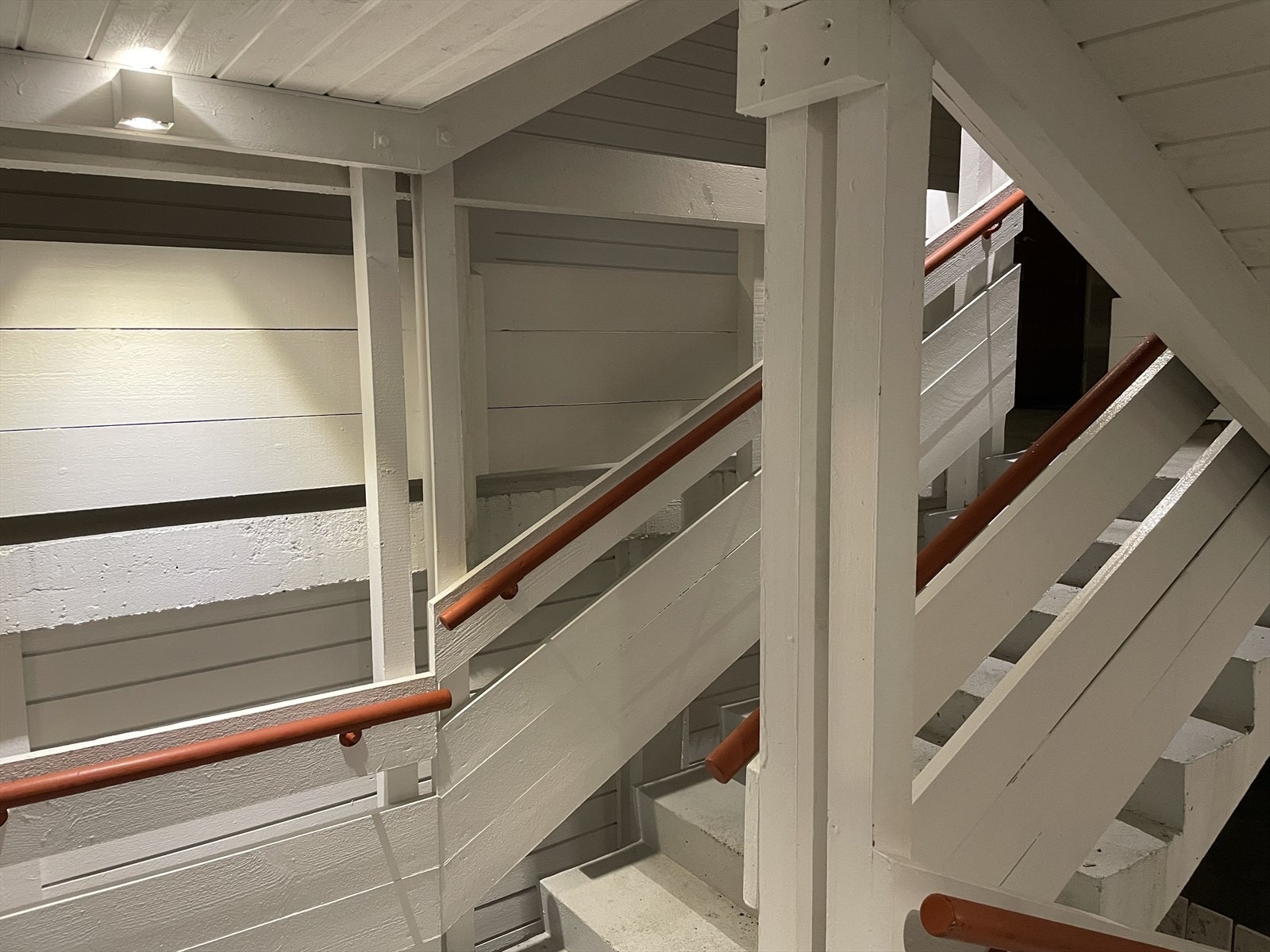 Trappeoppgangene har kveldsbelysning og rekkverk på begge sider. Nytt tak Galleribilde