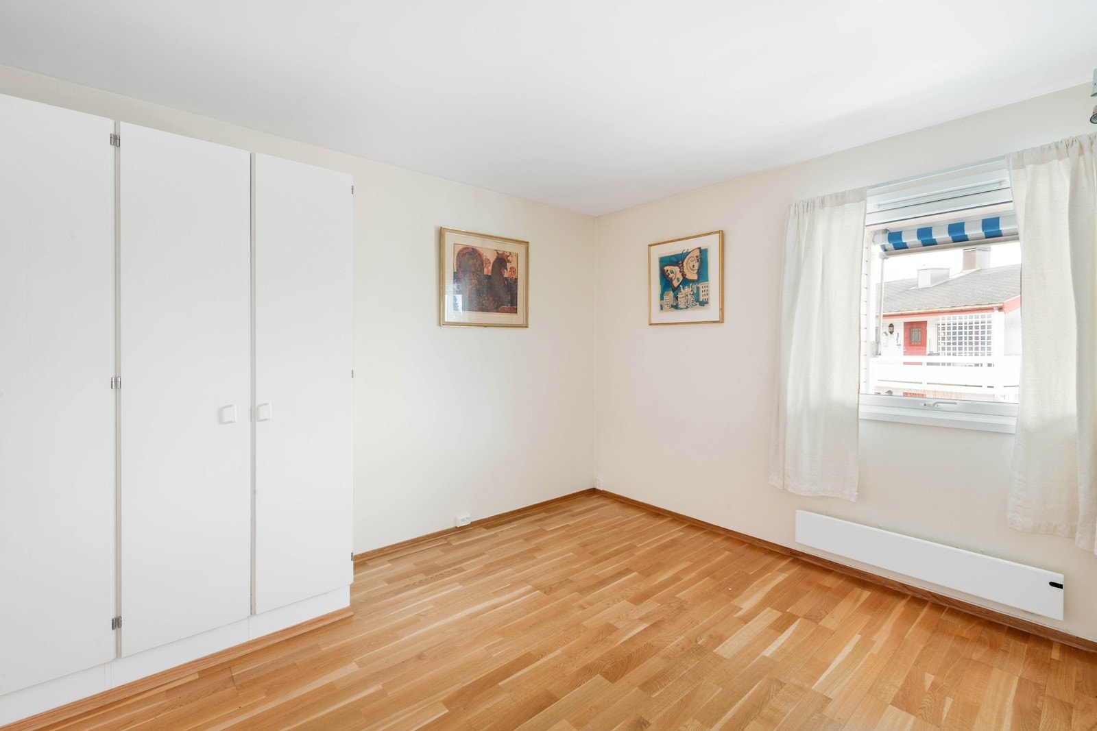 Soverom 1 med skap som følger med boligen. Konferer megler for mål til seng Galleribilde