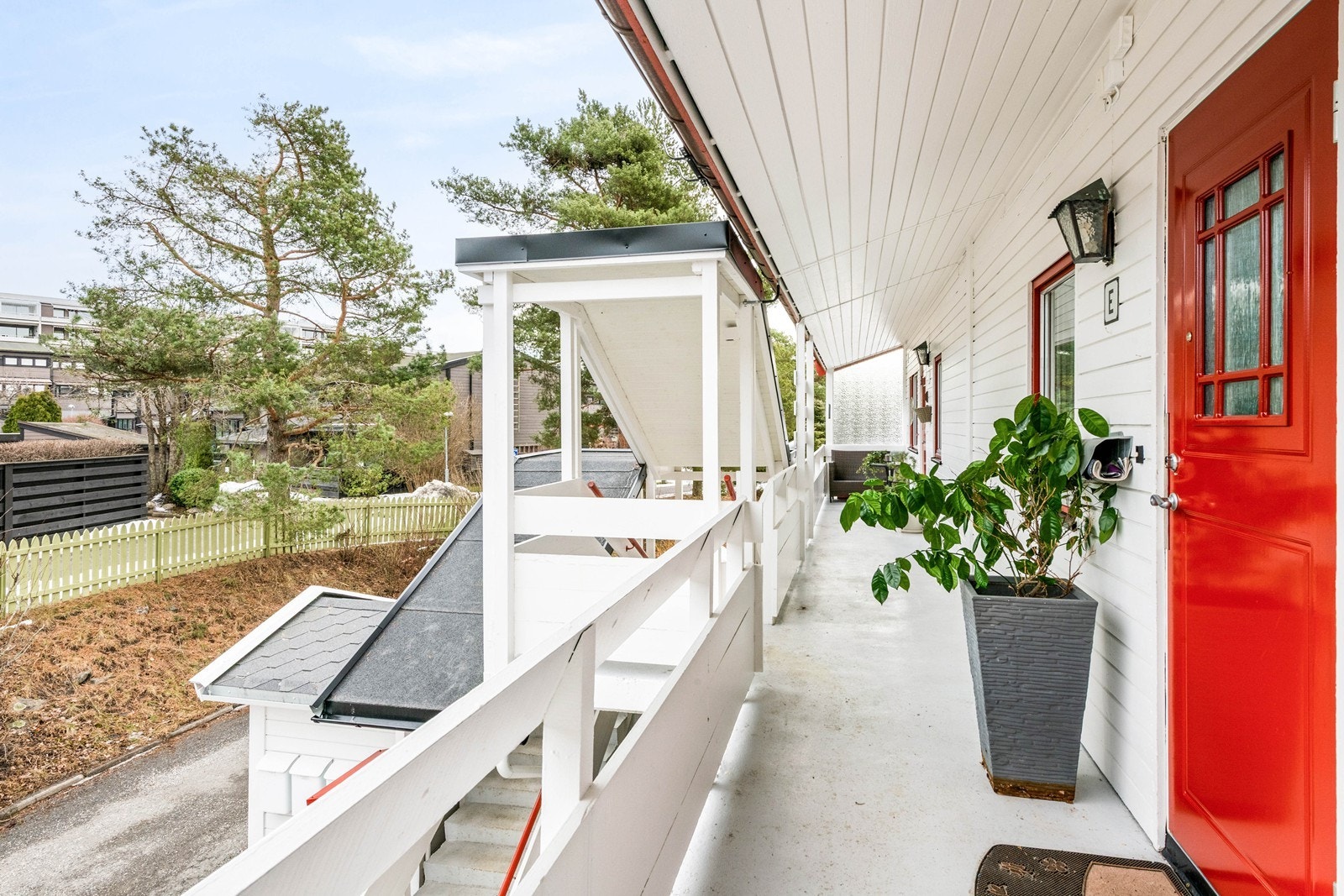 Inngang fra svalgang - hyggelige naboer! Galleribilde