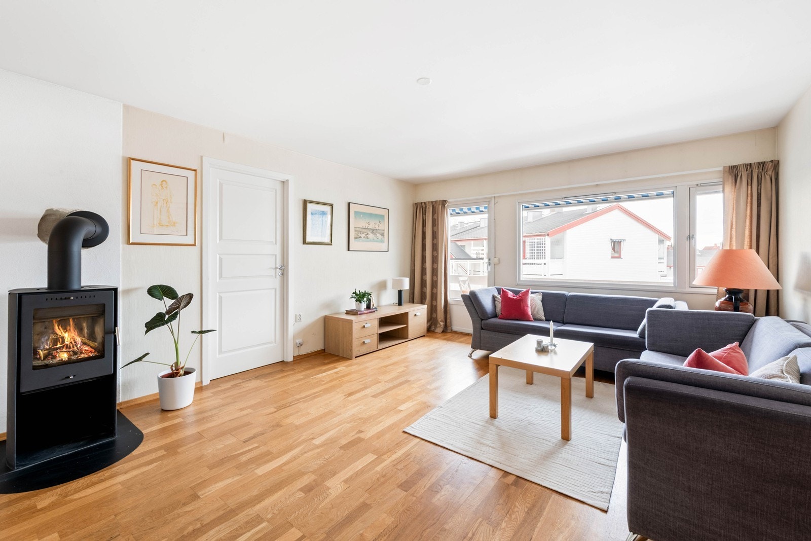 Stor stue med gode innredningsmuligheter Galleribilde