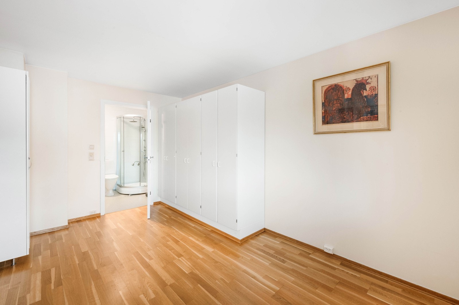 Det er adkomst til baderommet både fra entre og soverom 1 Galleribilde