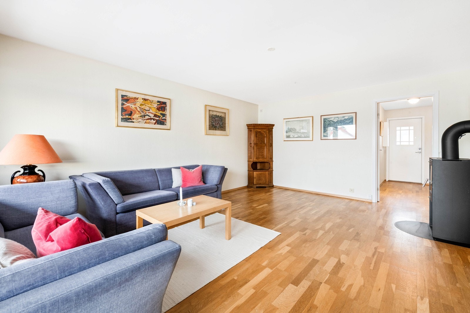 Det er også god plass til spisebord i stuen. Se plantegning for mål Galleribilde