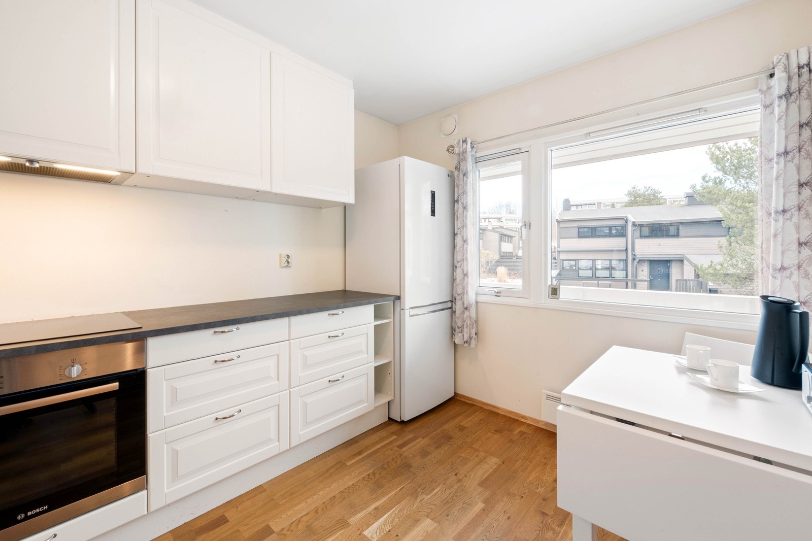 Komfyr, platetopp, kjøl og frys, oppvaskmaskin og ventilator følger boligen. Galleribilde