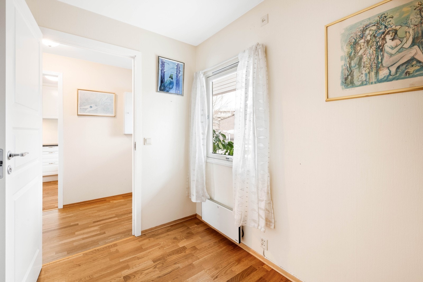 Soverom 2 - Boligen varmes opp gjennom elektriske panelovner og evt peisovn. Galleribilde