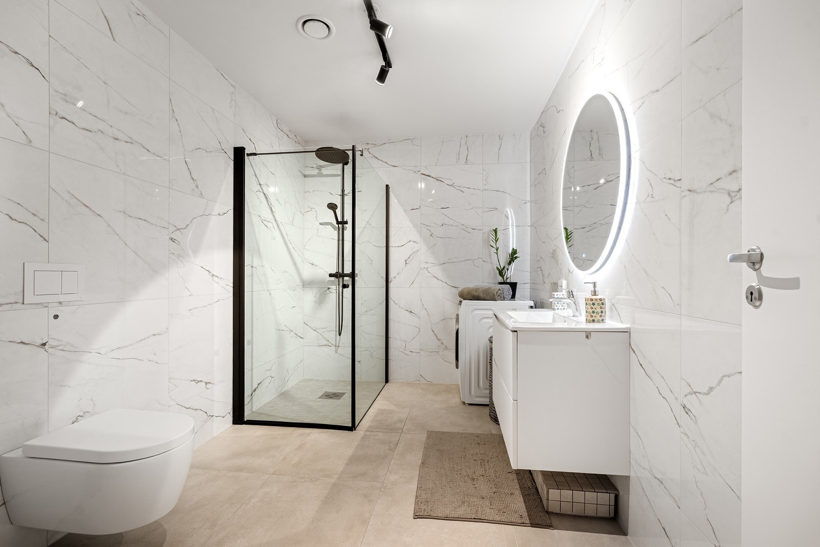 Badet er utstyrt med vegghengt toalett for et moderne og stilrent uttrykk. Galleribilde