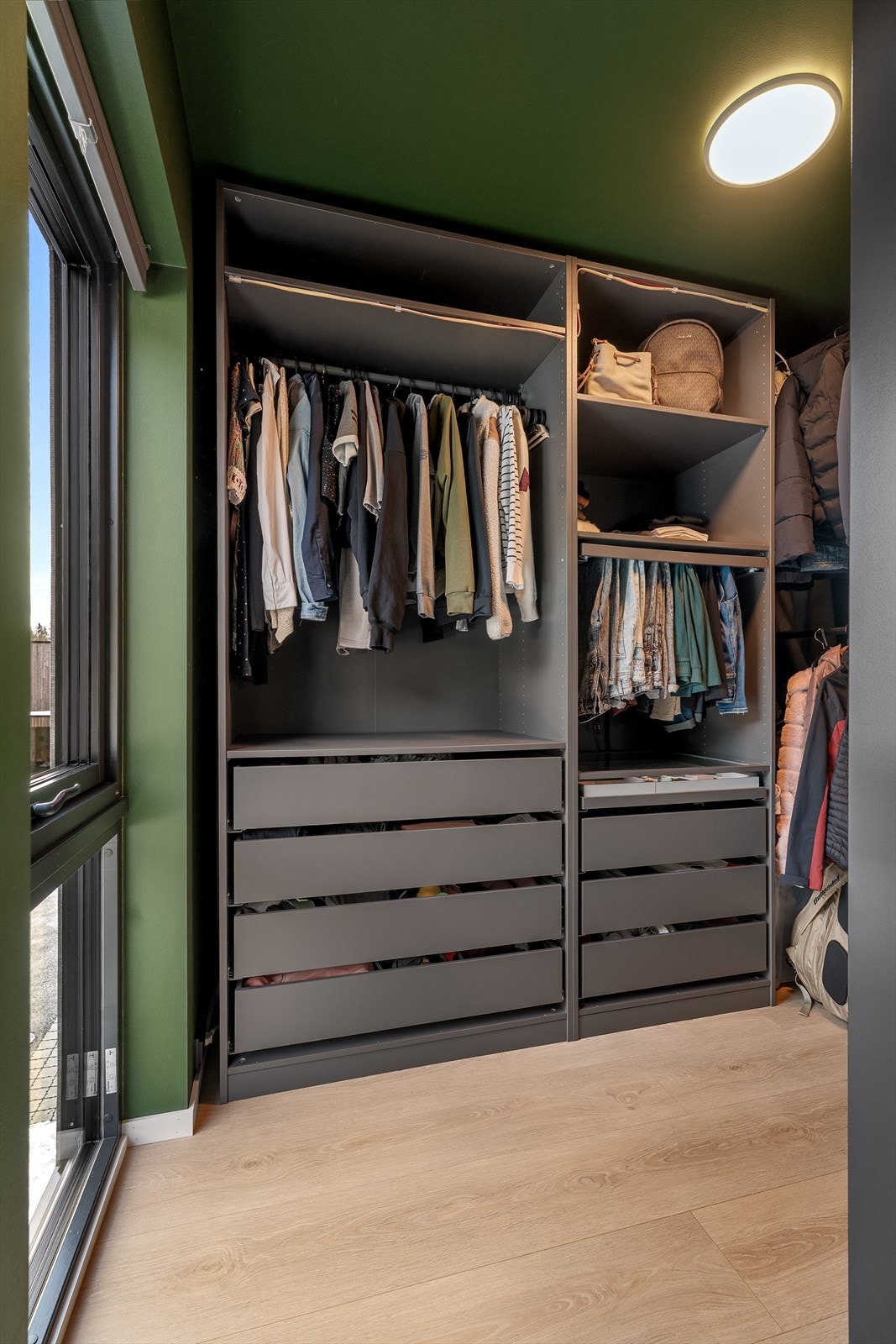 Walk-in closet med rikelig plass til oppbevaring av tøy. Galleribilde