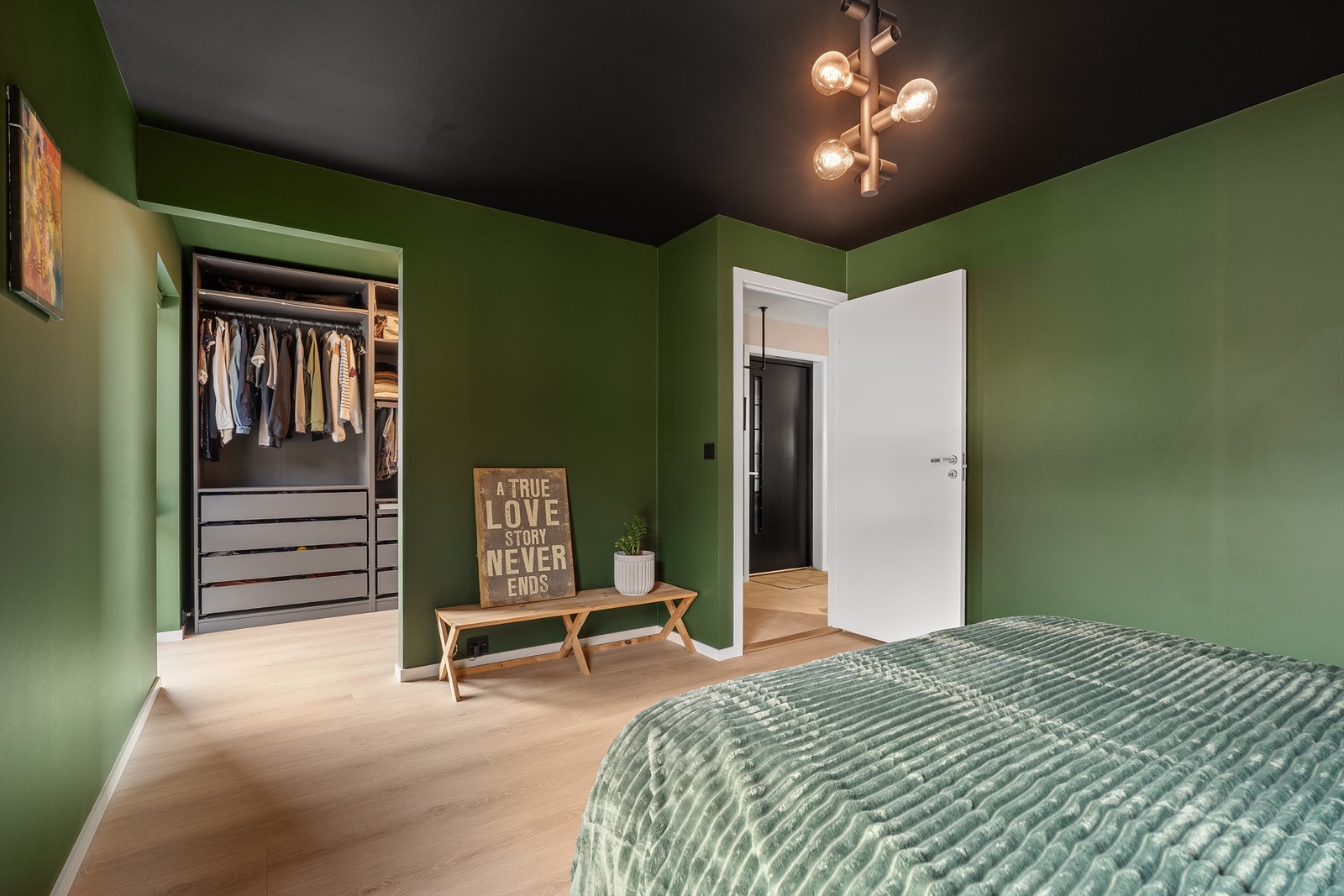 Praktisk walk-in closet med adkomst fra soverommet. Galleribilde
