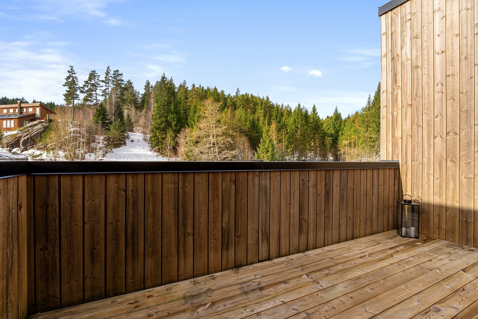Terrasse med flott utsyn mot naturskjønne omgivelser. Galleribilde