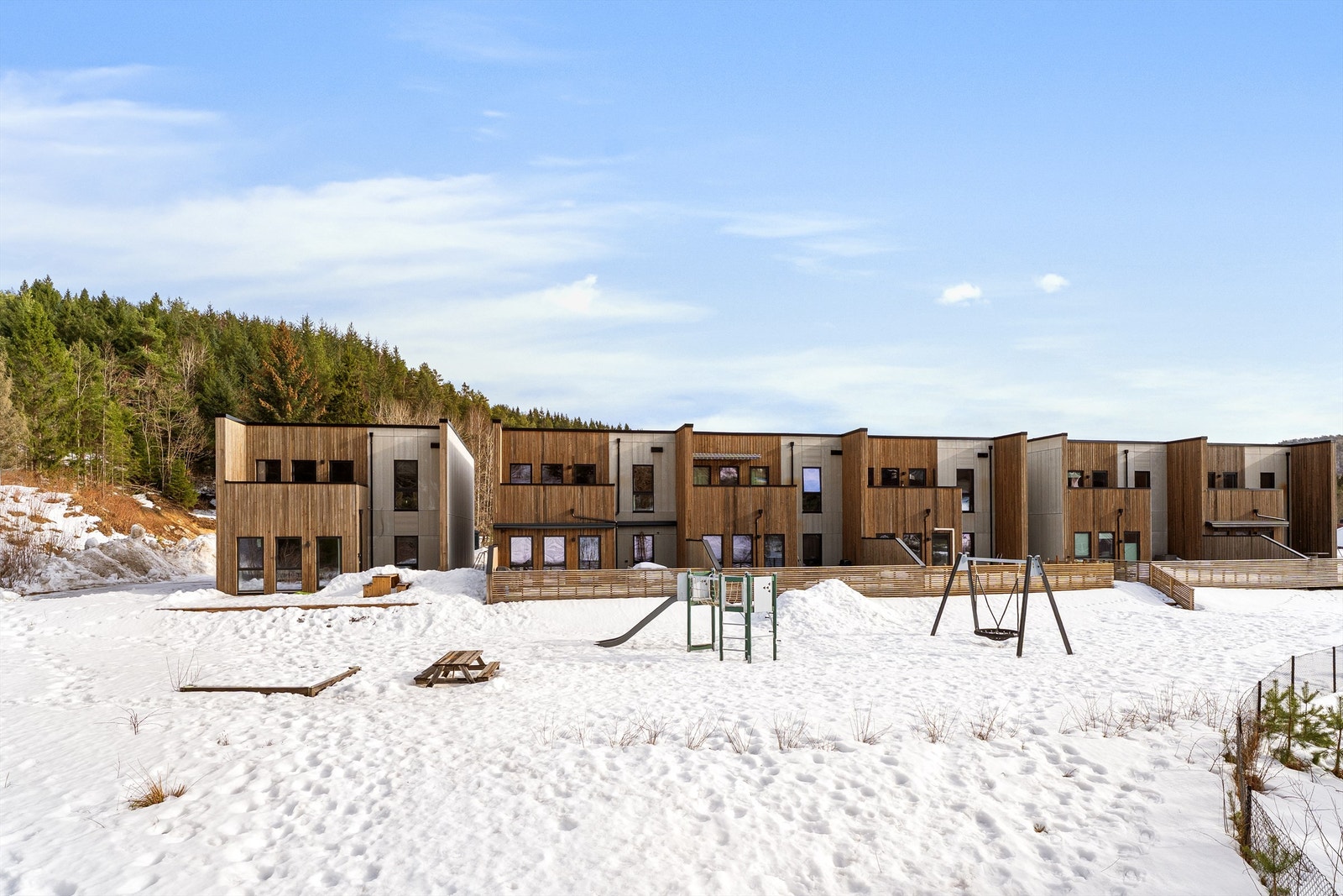 Fasaden sett fra baksiden - Det er solceller på tak med forventet produksjon av 4000kWh pr år Galleribilde