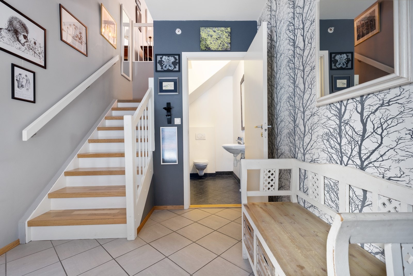 Entre med fliser og varme i gulv, her er plass til oppbevaring og oppheng Galleribilde