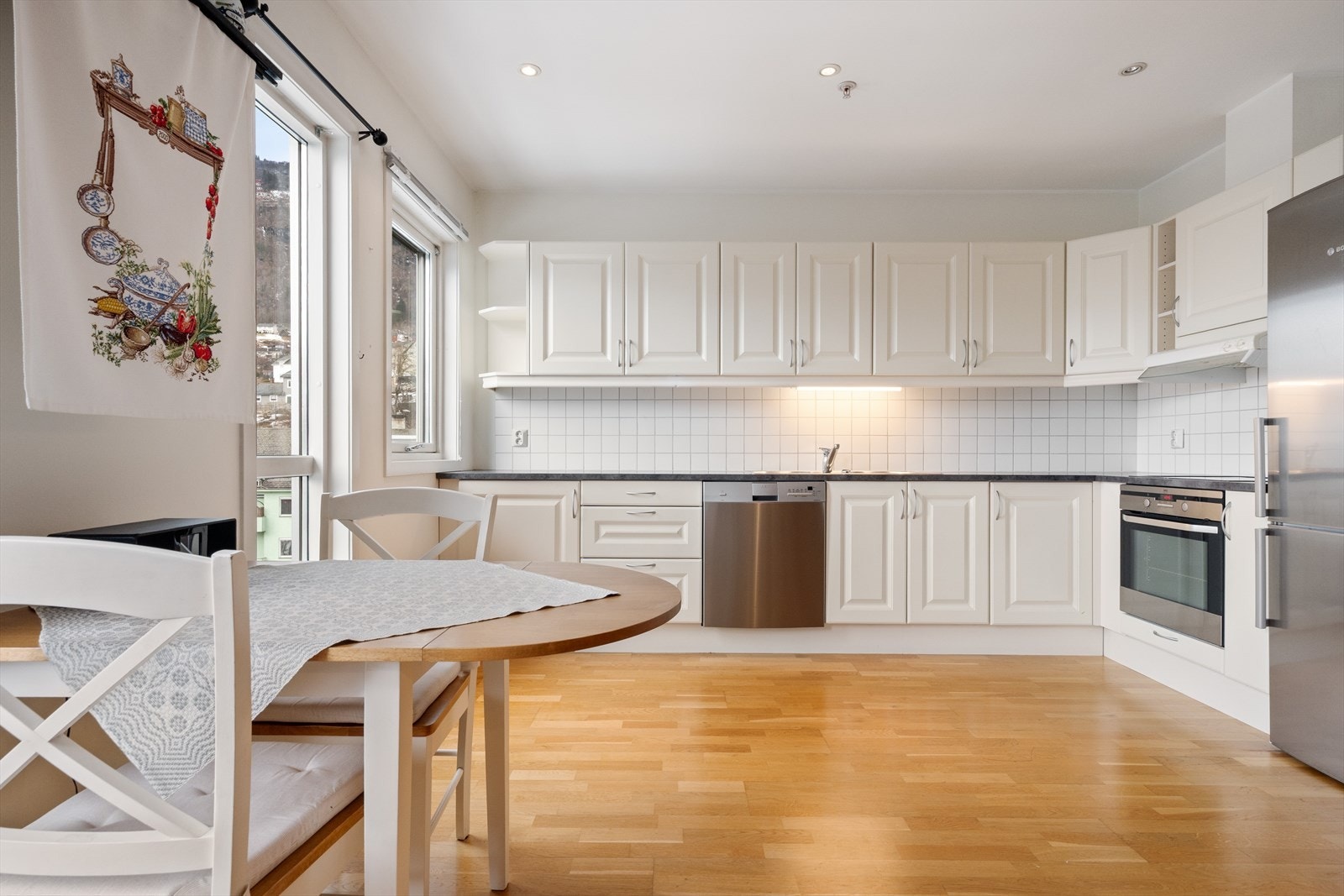 Innholdsrikt kjøkken med rikelig skap- og benkeplass Galleribilde