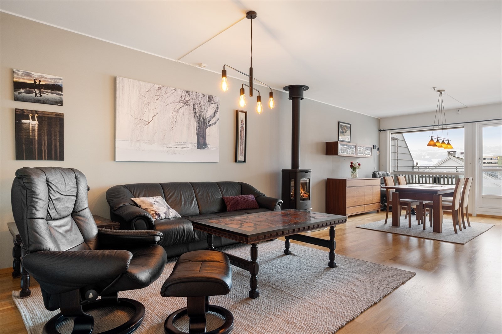 Stuen har god plass til å møblere med sofa, sittegruppe og spisebord Galleribilde