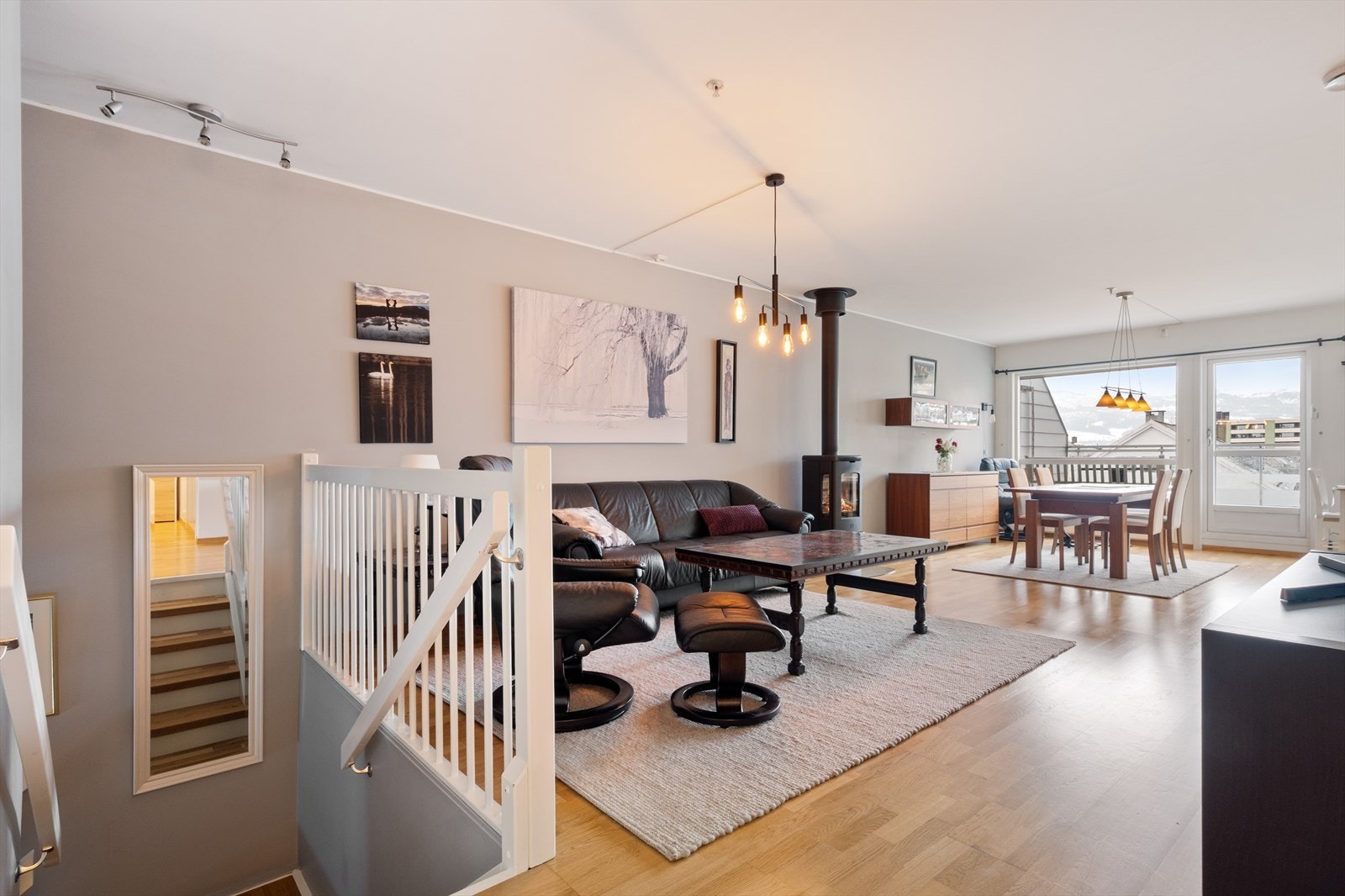 Romslig stue vedovn Galleribilde