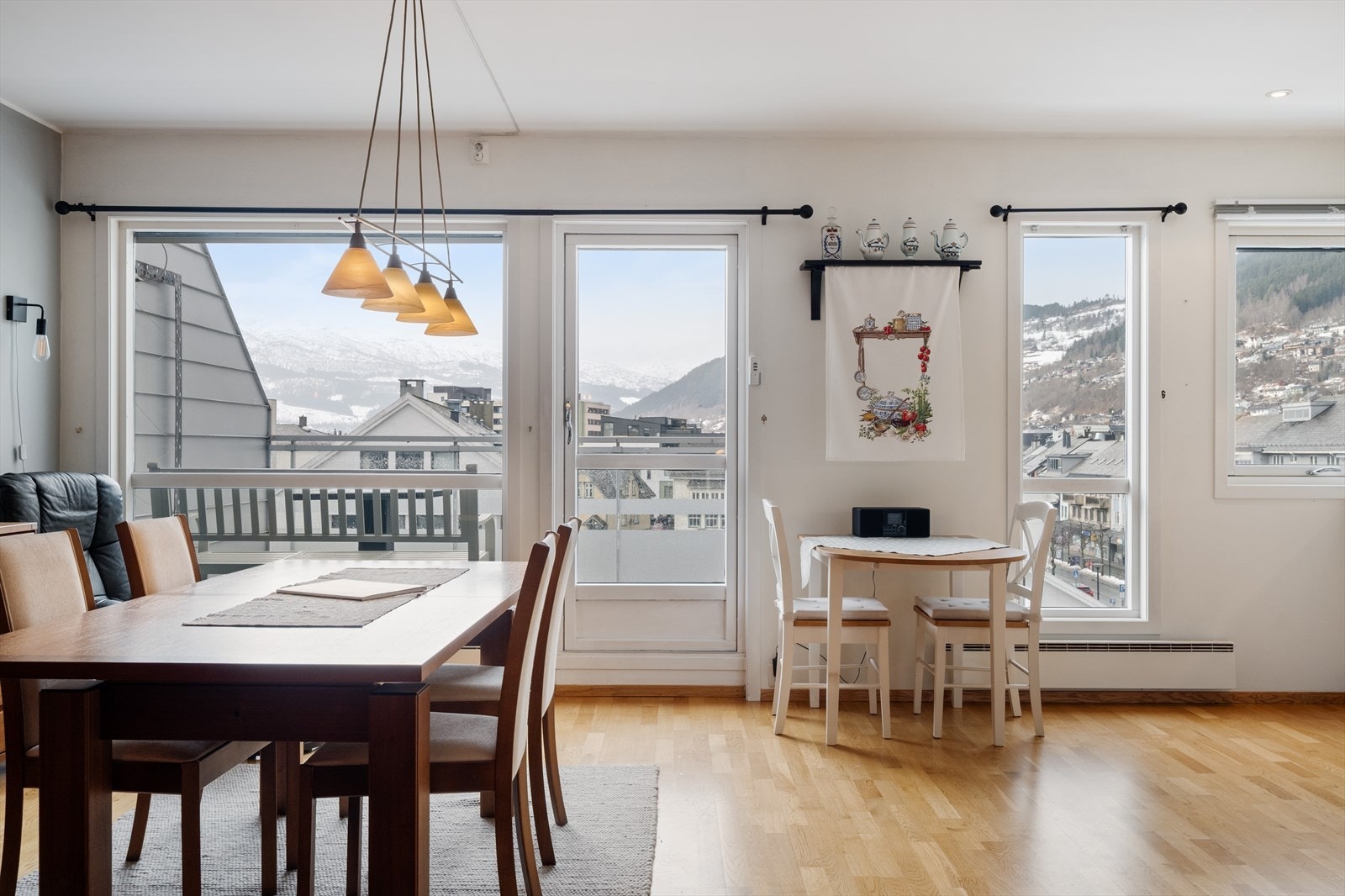 Fra stuen er det utgang til balkong Galleribilde