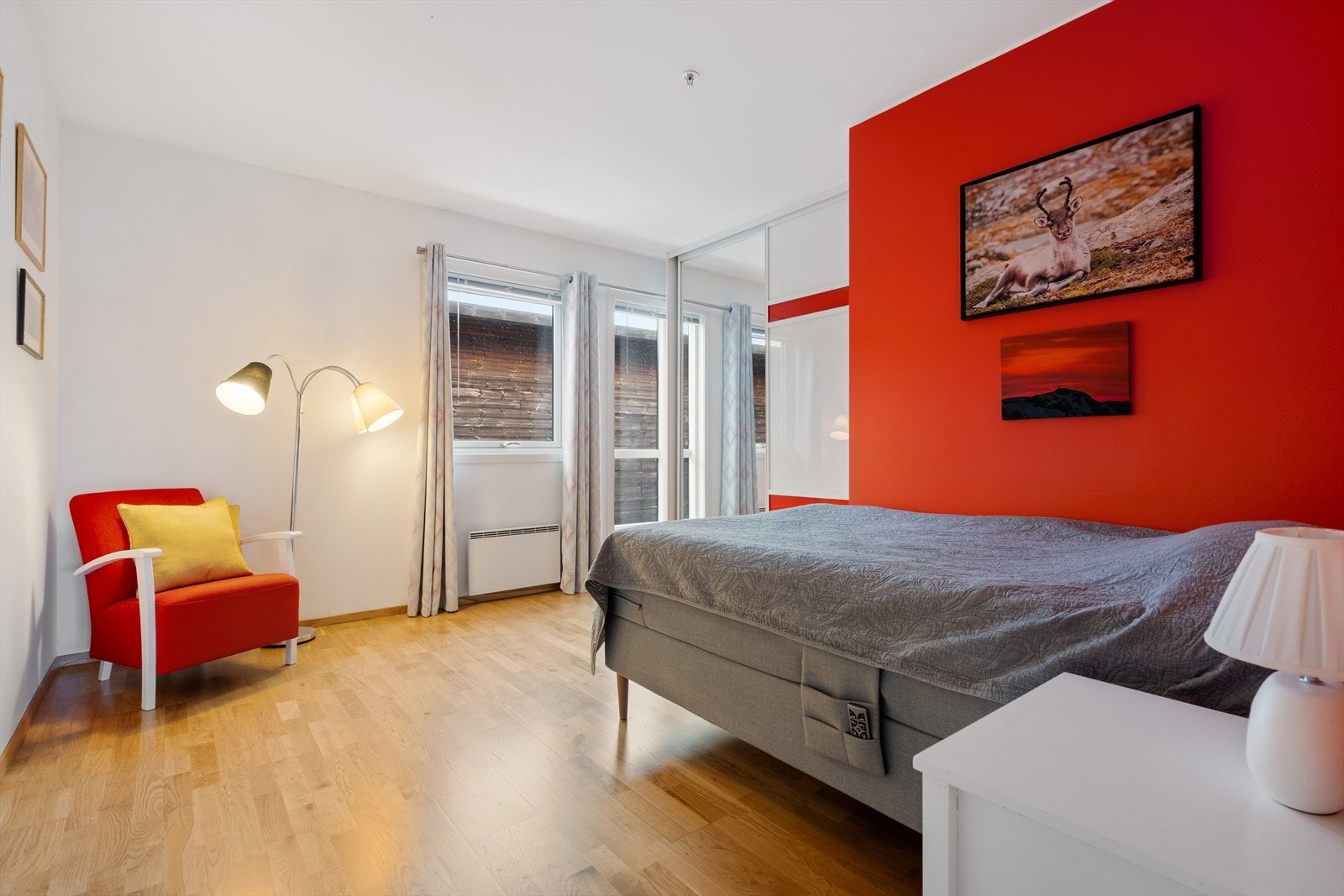 Hovedsoverom med skyvedørsgarderobe Galleribilde