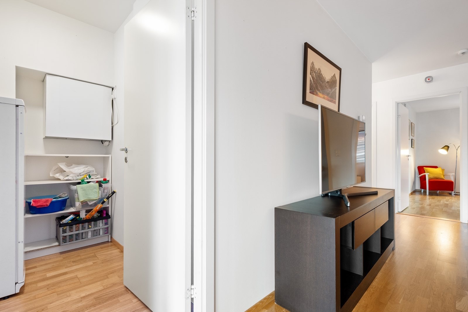 Praktisk bod med plass til oppbevaring Galleribilde