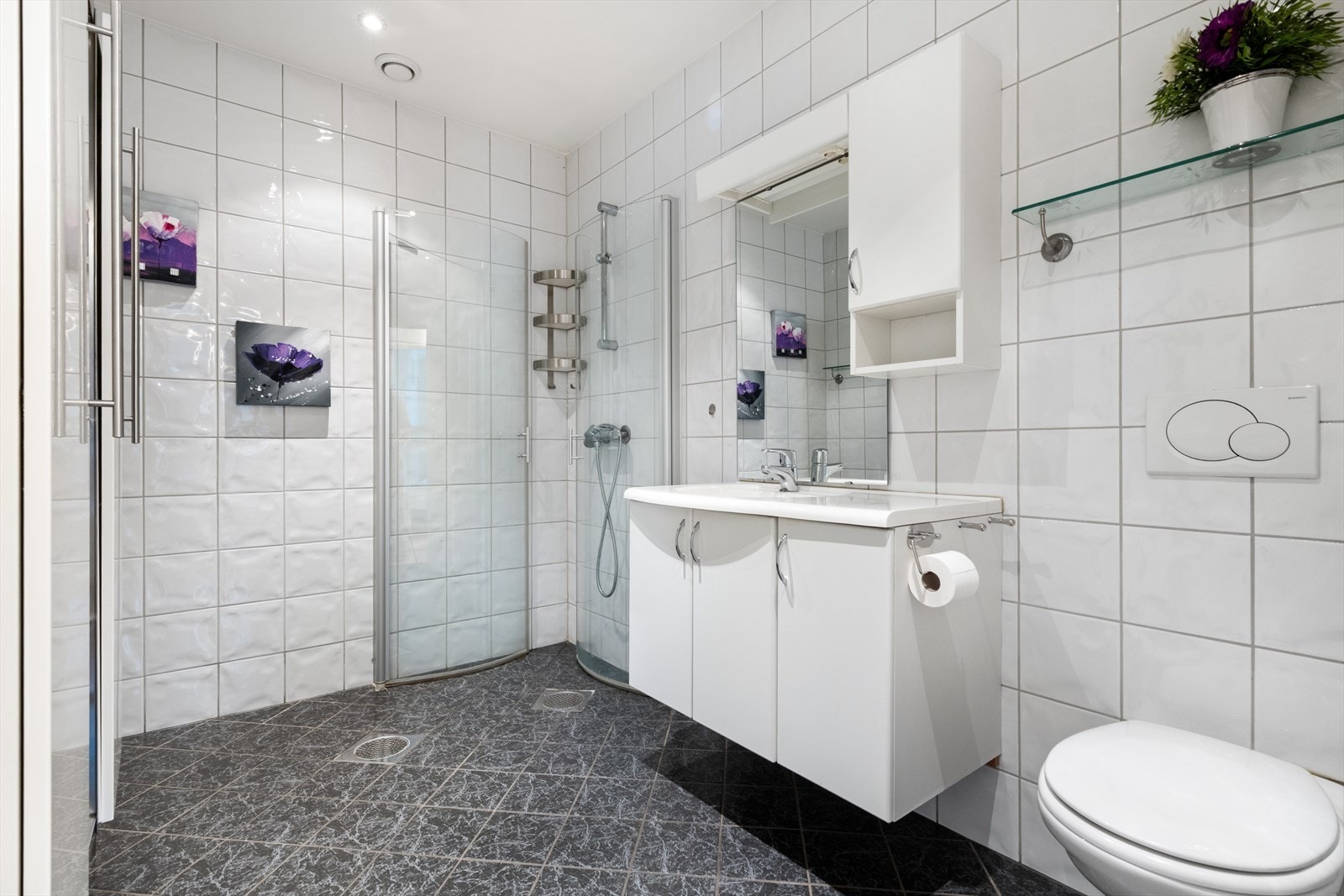 Helfliset bad med varme i gulv Galleribilde