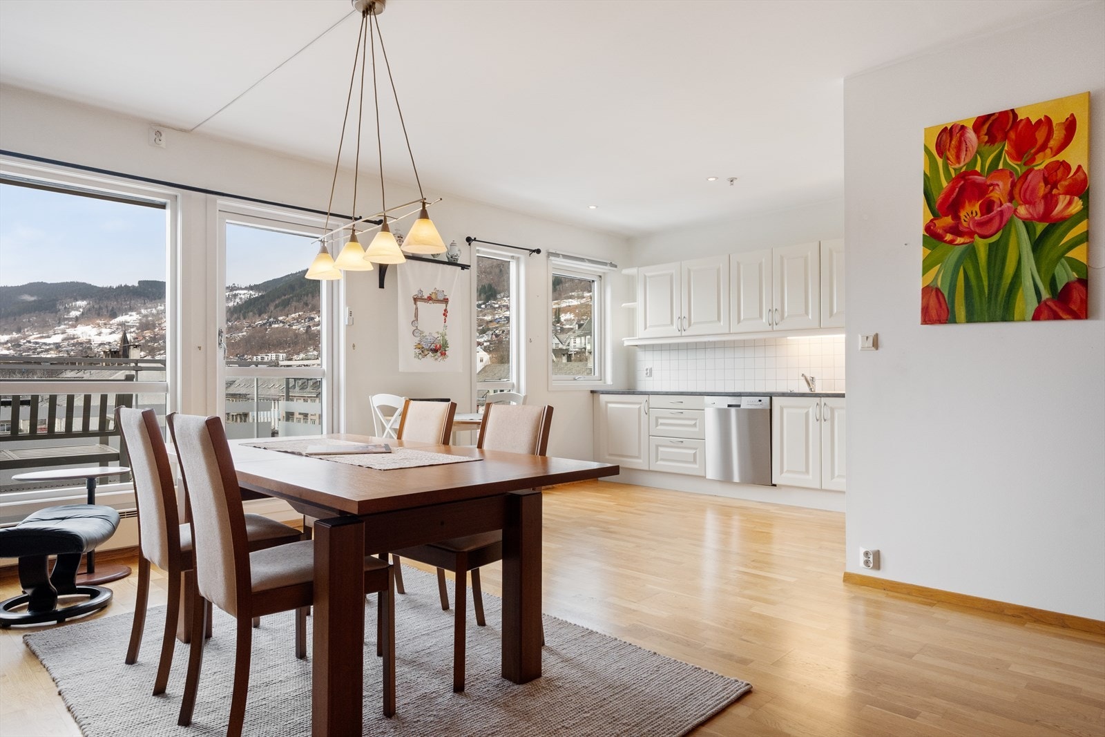 Stuen har åpen løsning mot kjøkken Galleribilde