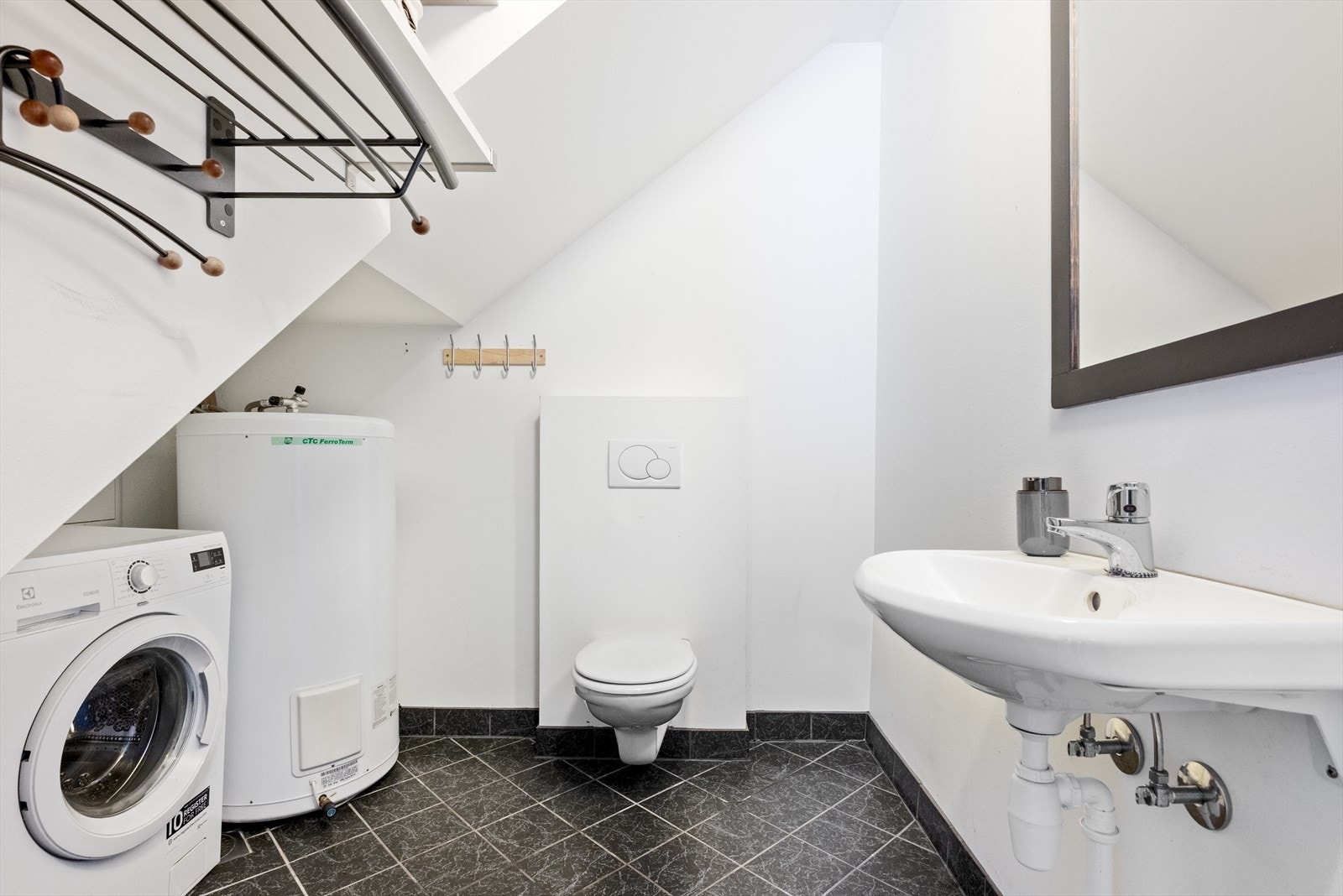 Gjestetoalett og vaskerom med fliser og varme på gulv Galleribilde