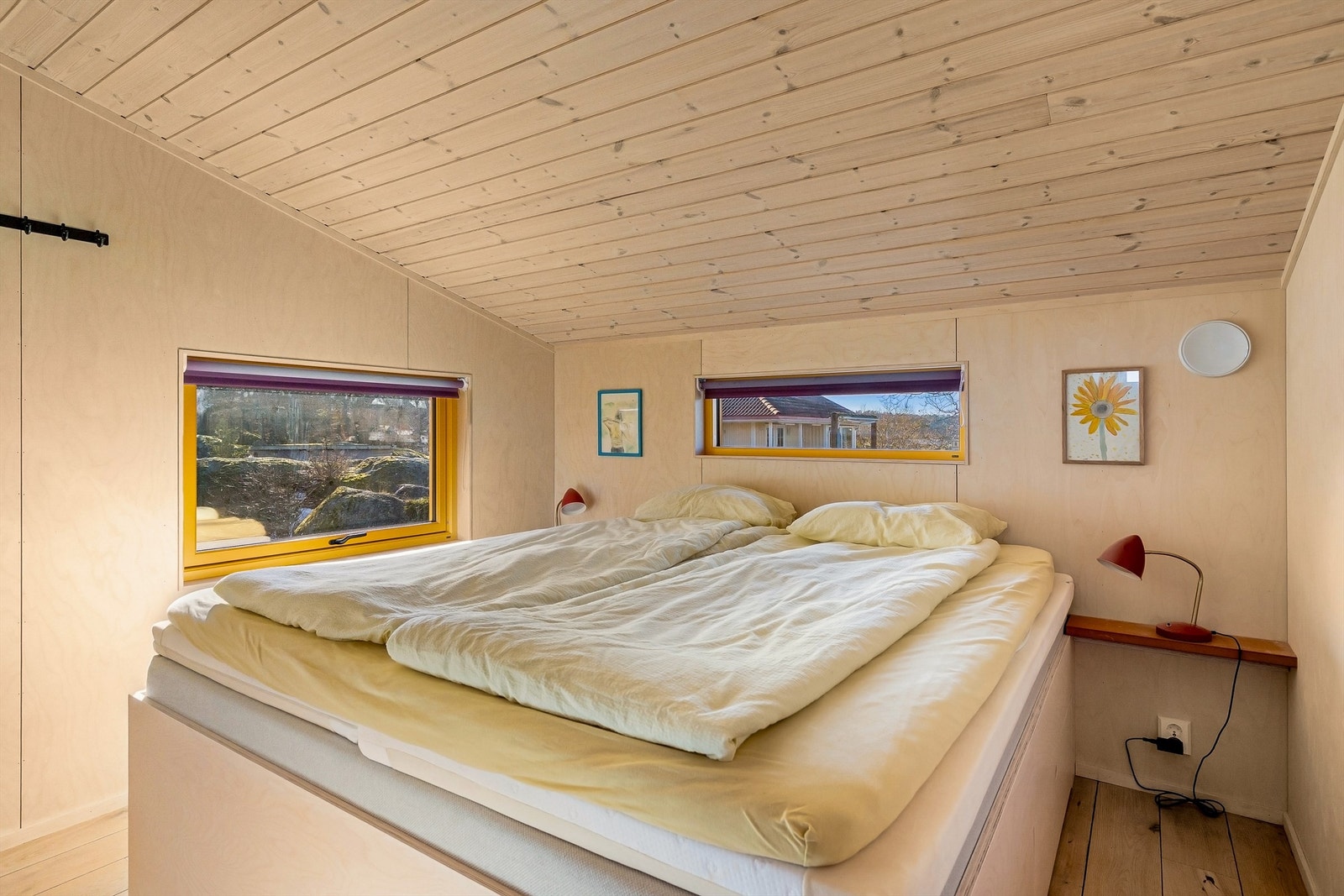 Hovedsoverommet har også plassbygget seng og garderobeskap. Galleribilde