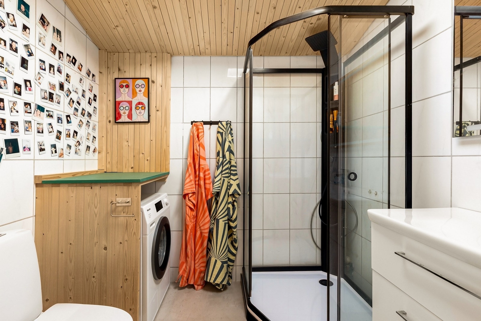 Badet har spennende detaljer med blant annet en spilehimling av gran. Galleribilde