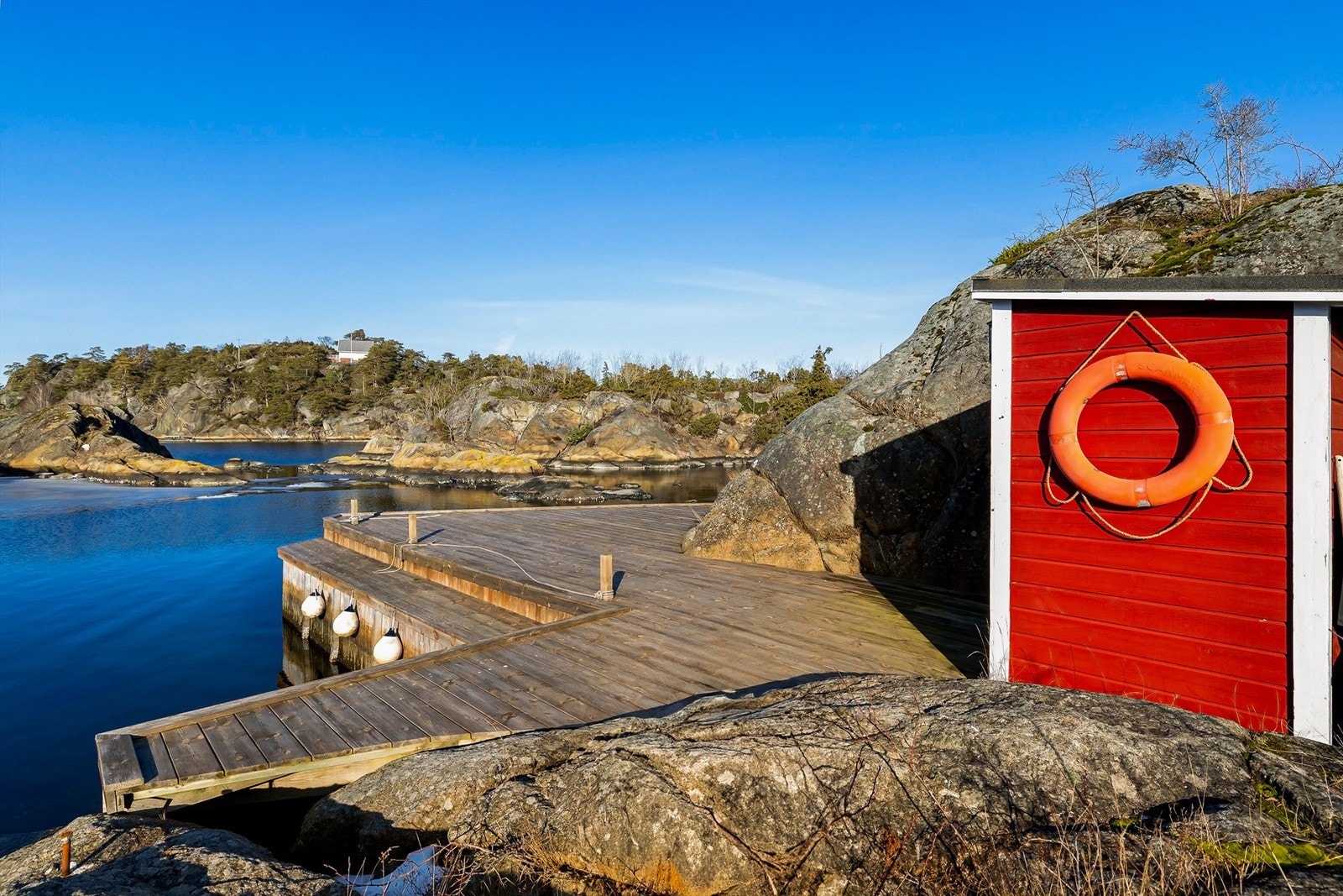 Den lille sjøbua nede ved brygga er praktisk til lagring av båt- og fiskeutstyr. Galleribilde