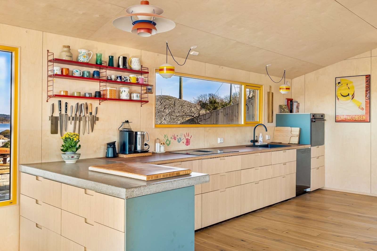 Kjøkkeninnredingen har fronter fra IKEA i Bambus. Benkeplaten er også i bambustre, bortsett fra delen nærmest, som har betongplate støpt på stedet. Galleribilde