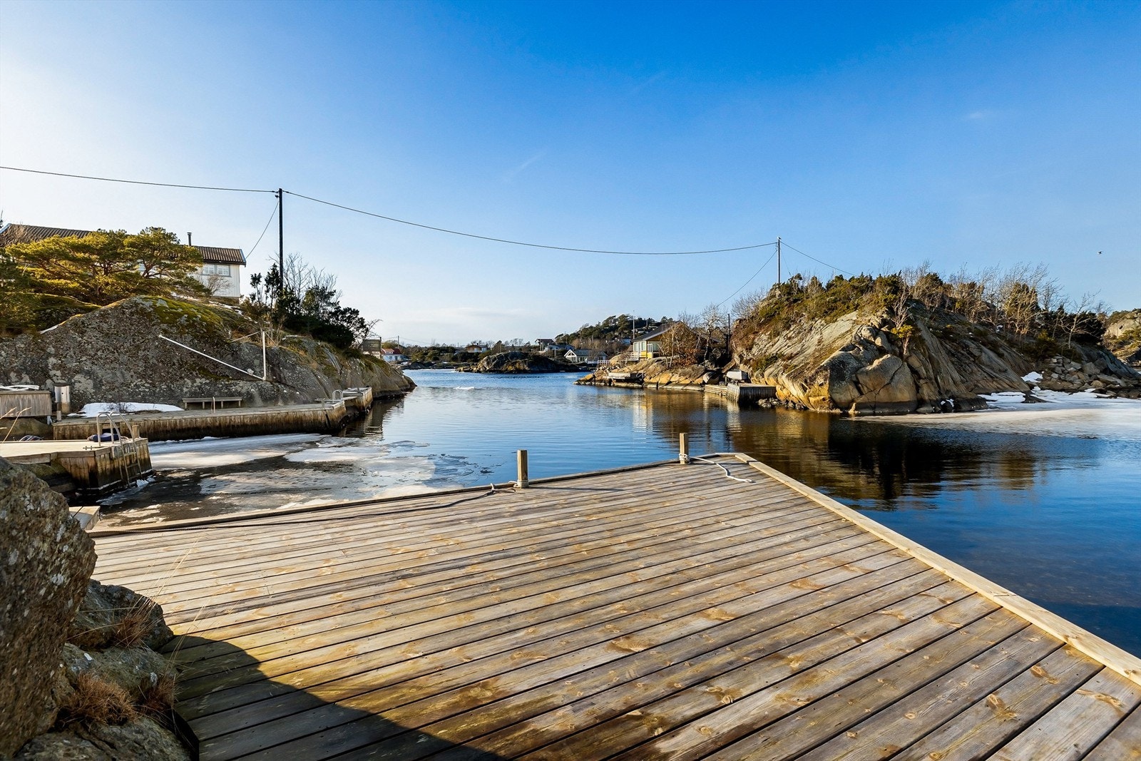Brygga ligger skjermet for de fleste vinder og er en ekstra uteplass når bad kombinert med soling står på programmet. Galleribilde