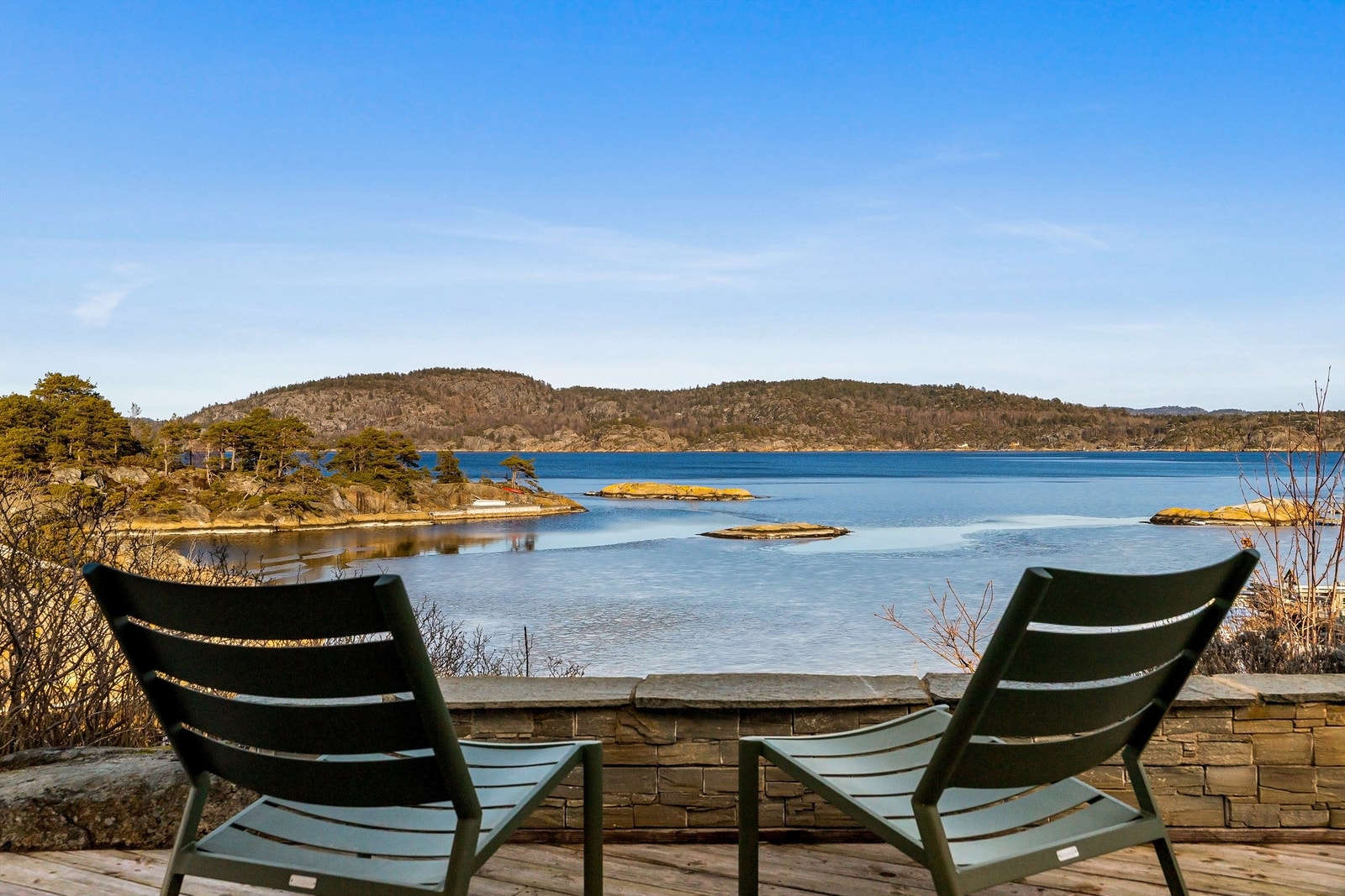 STORSLAGEN UTSIKT: Her har du storslått rundskue utover sjøen. På andre siden ligger Håøya og til høyre utenfor bildet ser du over til Helgeroa. Galleribilde