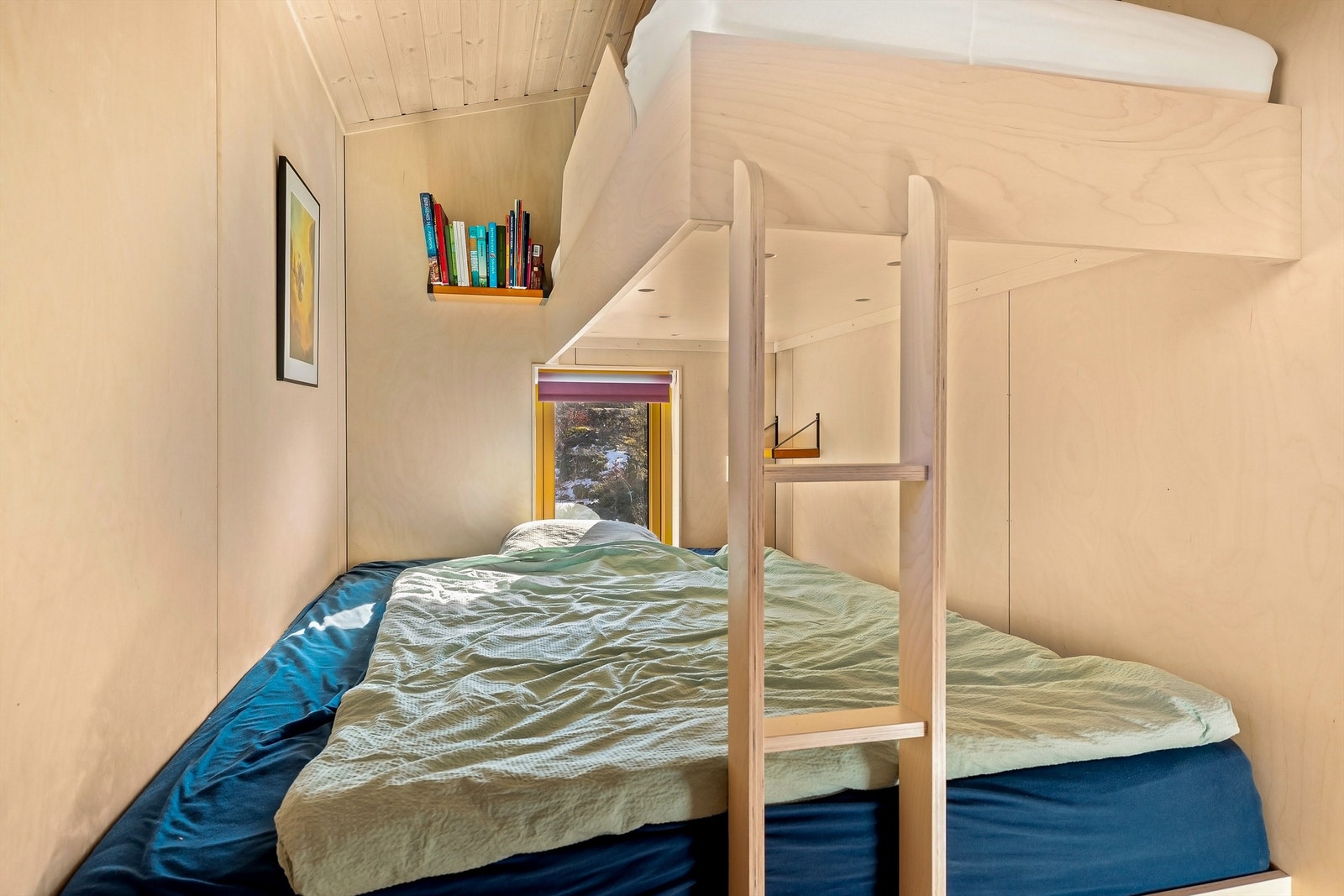 Plassbygde senger utnytter rommet og gjennomført materialbruk gir et ekslusivt preg. Galleribilde