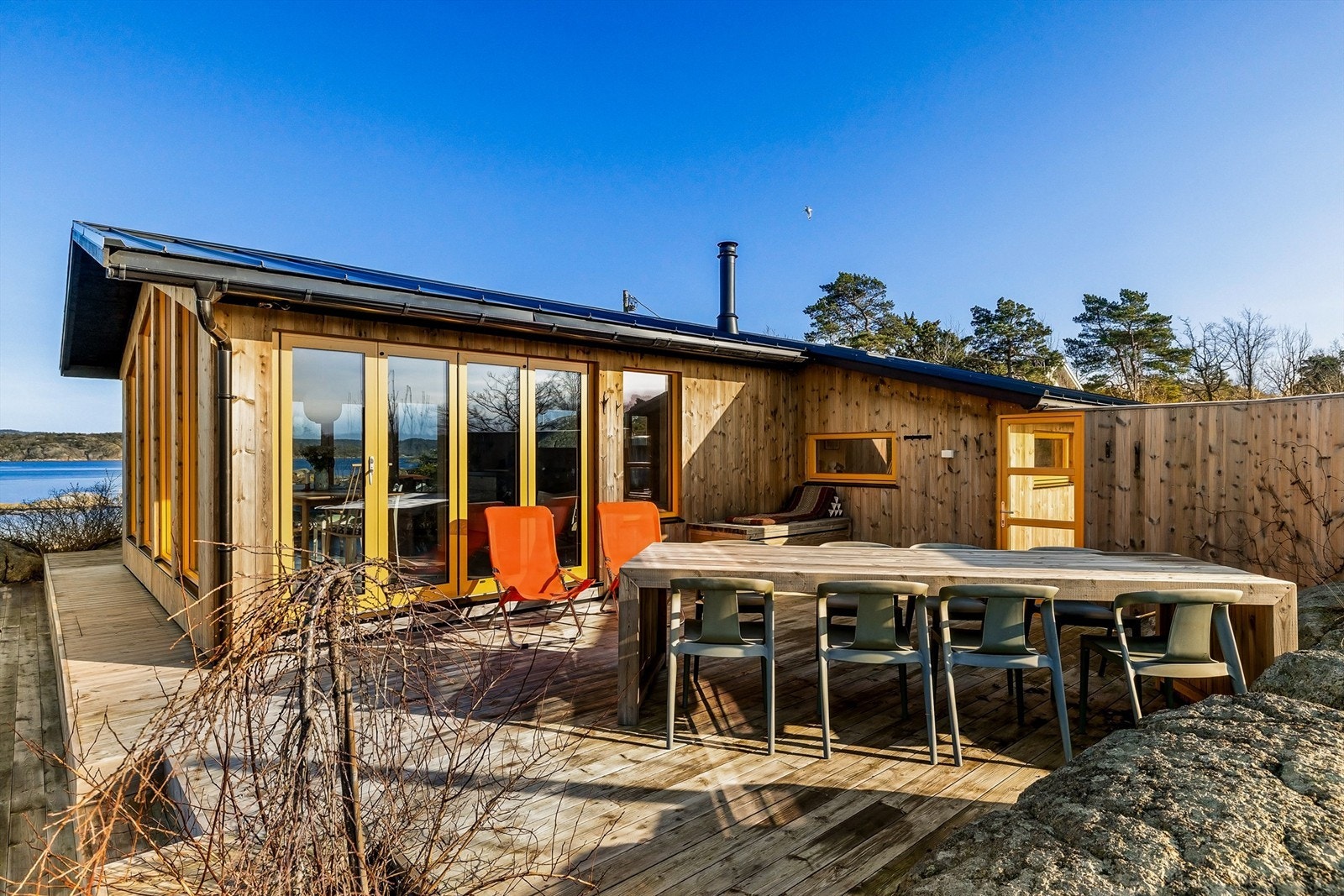 SKJERMET UTEROM: Denne vestvendte terrassen er et yndet, skjermet uterom med kveldssol i det fri. Galleribilde