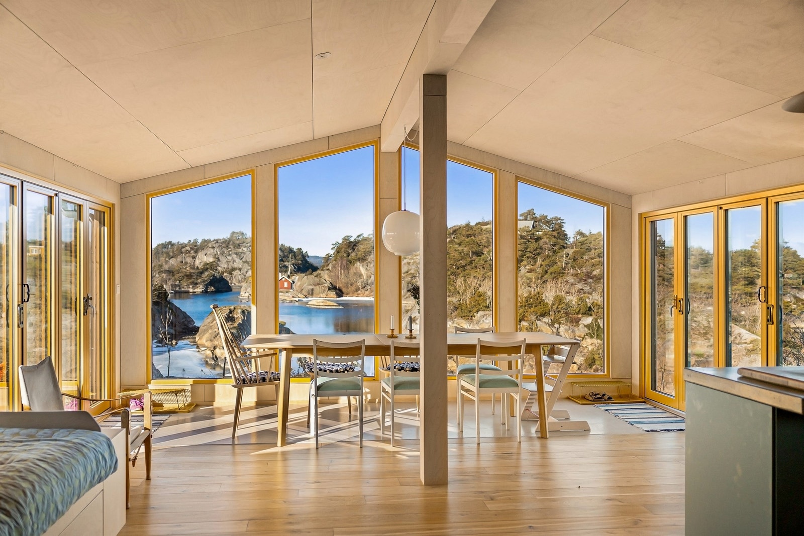 SOSIALT: I det åpne allrommet har man god kontakt med kjøkken og terrasser på begge sider. Galleribilde