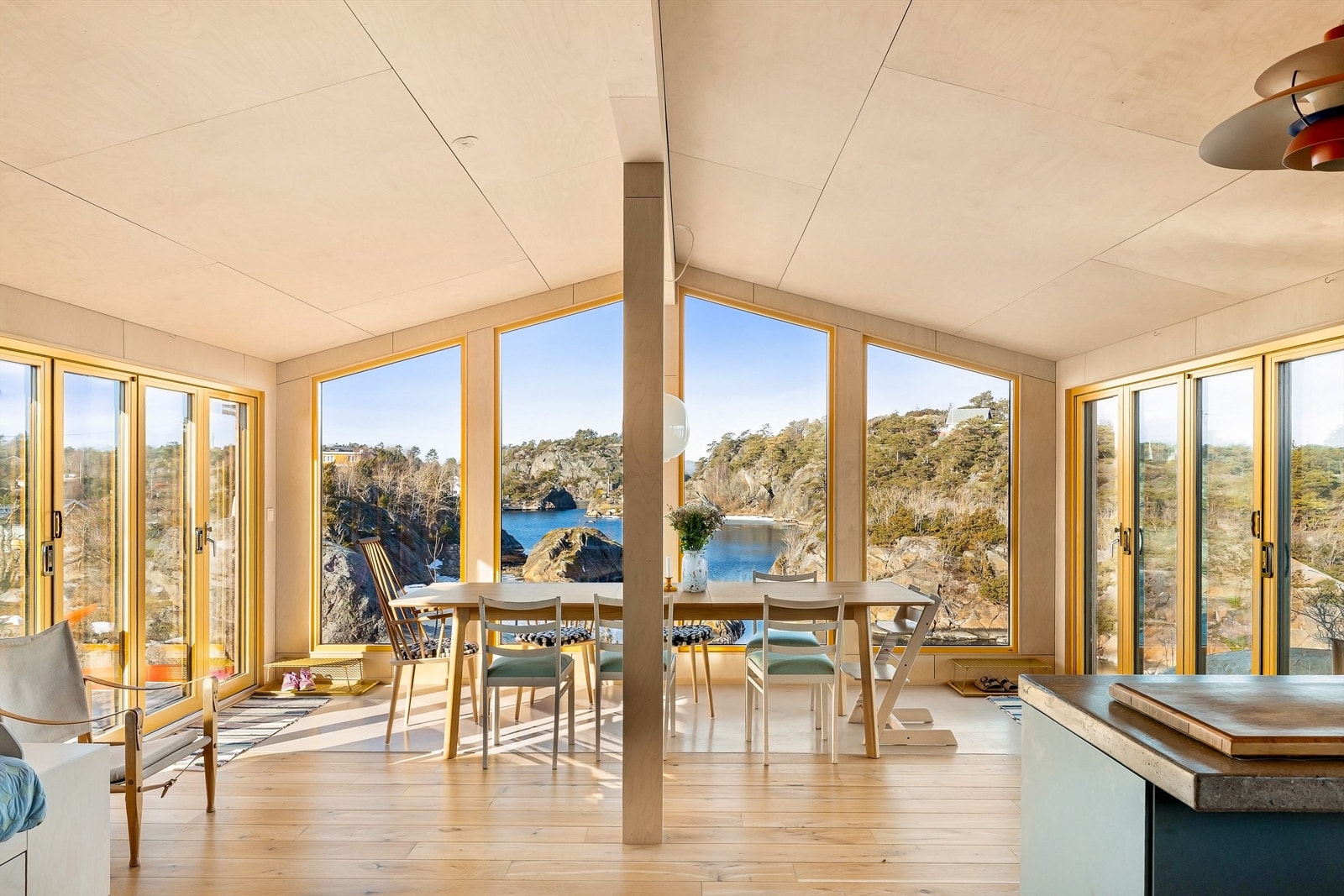 ÅPENHET: Dørene kan åpnes helt opp på begge sider mot terrassene. Med glass helt opp til himlingen får man frie siktlinjer gjennom hele hytta. Galleribilde