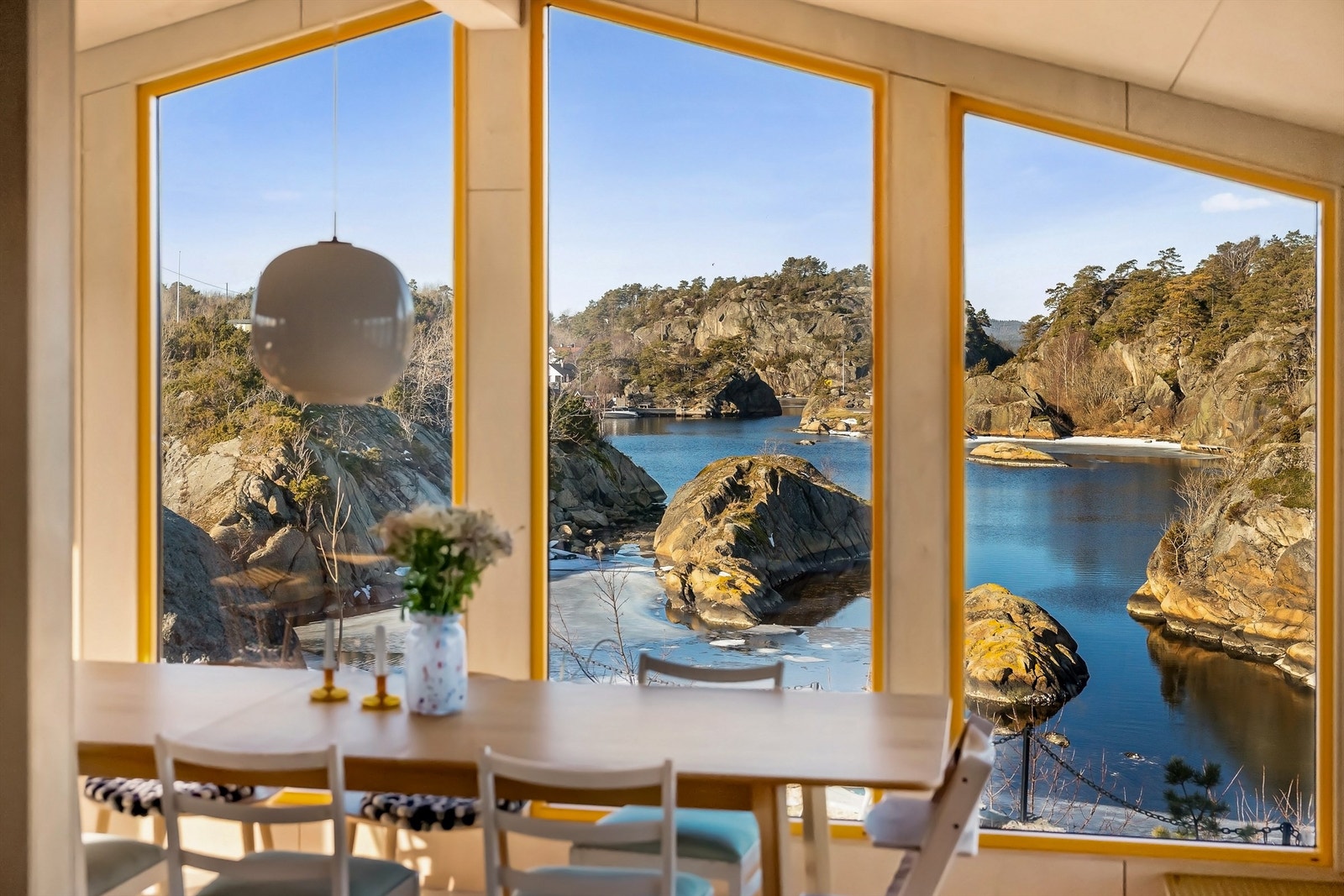 Hytta har UTNYTTET UTSIKTEN for alt den er verdt gjennom store åpne vindusflater. Galleribilde