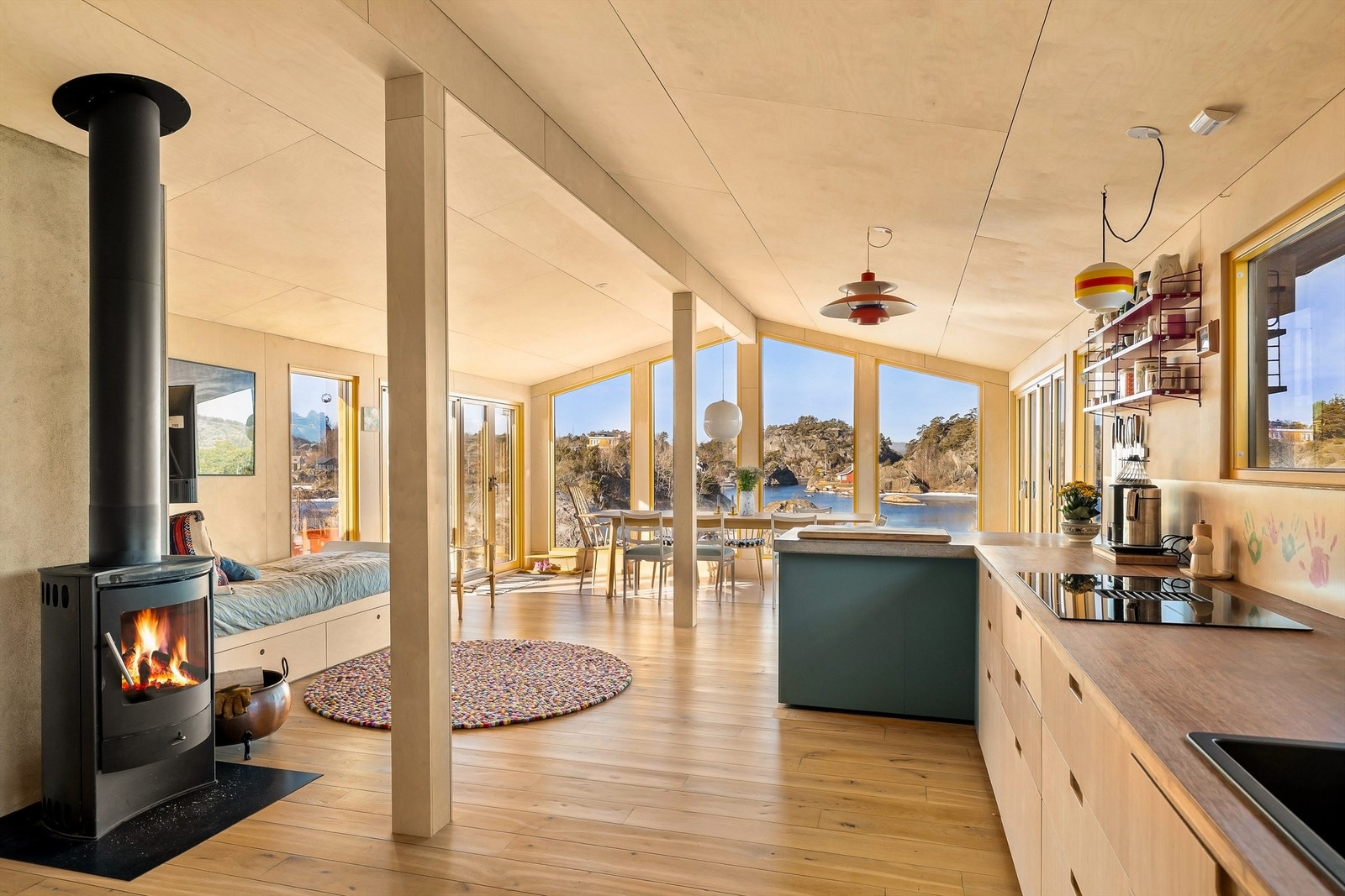 Møbler og kjøkkeninnredning er stedstillpasset og designet av arkitekten. Galleribilde