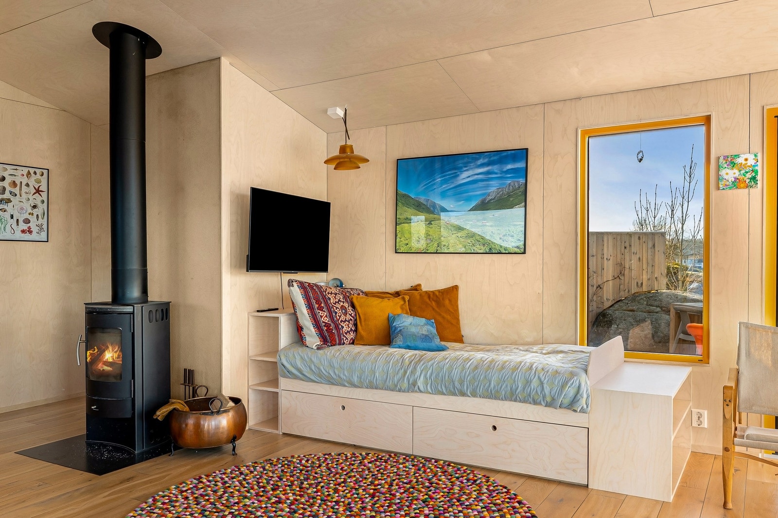 KOMBI: Senger, møbler og garderobeinnredning er bygget av møbelsnekker. I allrommet har eier fått laget et "daybed" med oppbevaringsplass i hyller og skuffer. Galleribilde