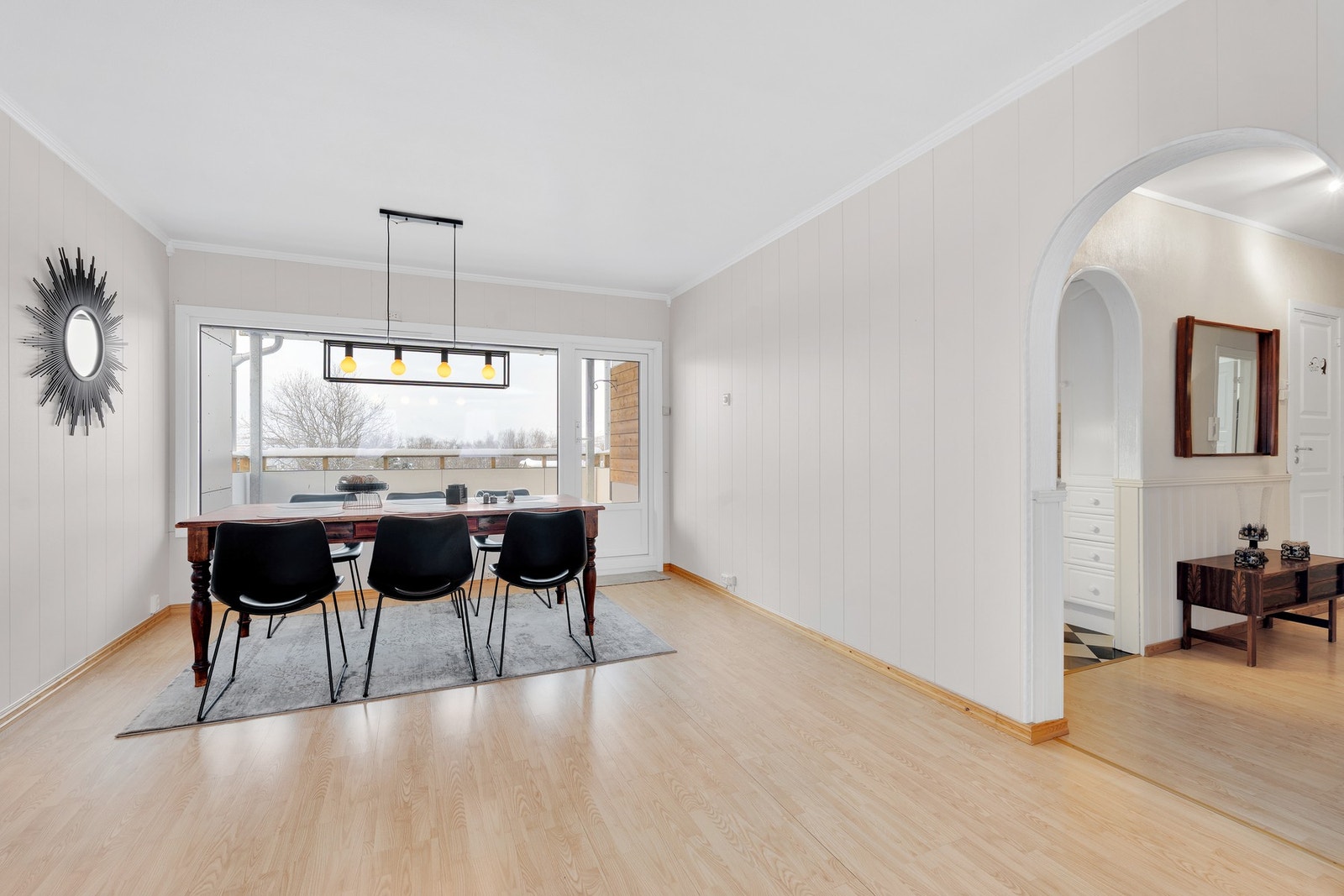 Stue/spisestue med utgang til gang og kjøkken. Galleribilde