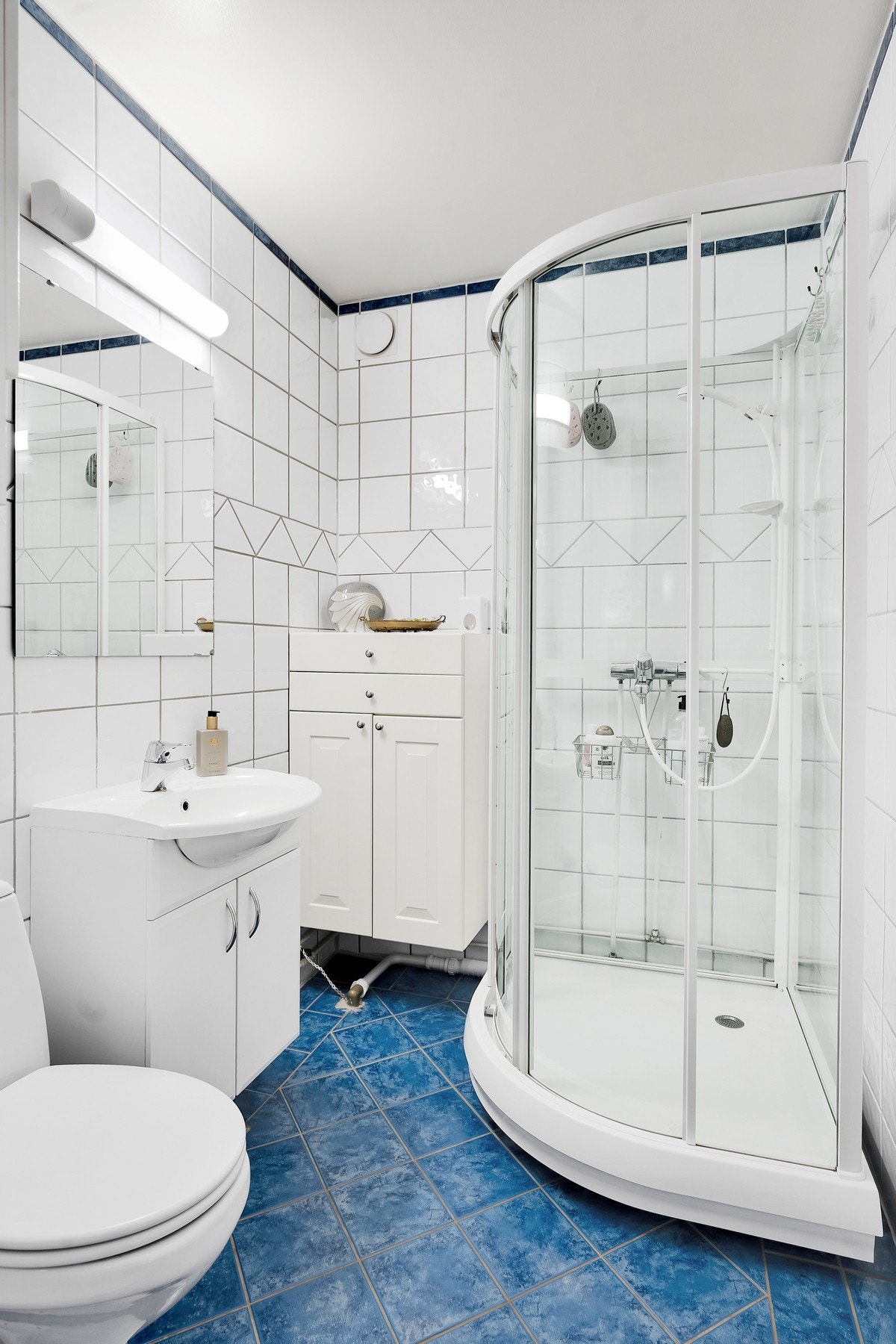 Boligens bad med dusjkabinett. Galleribilde