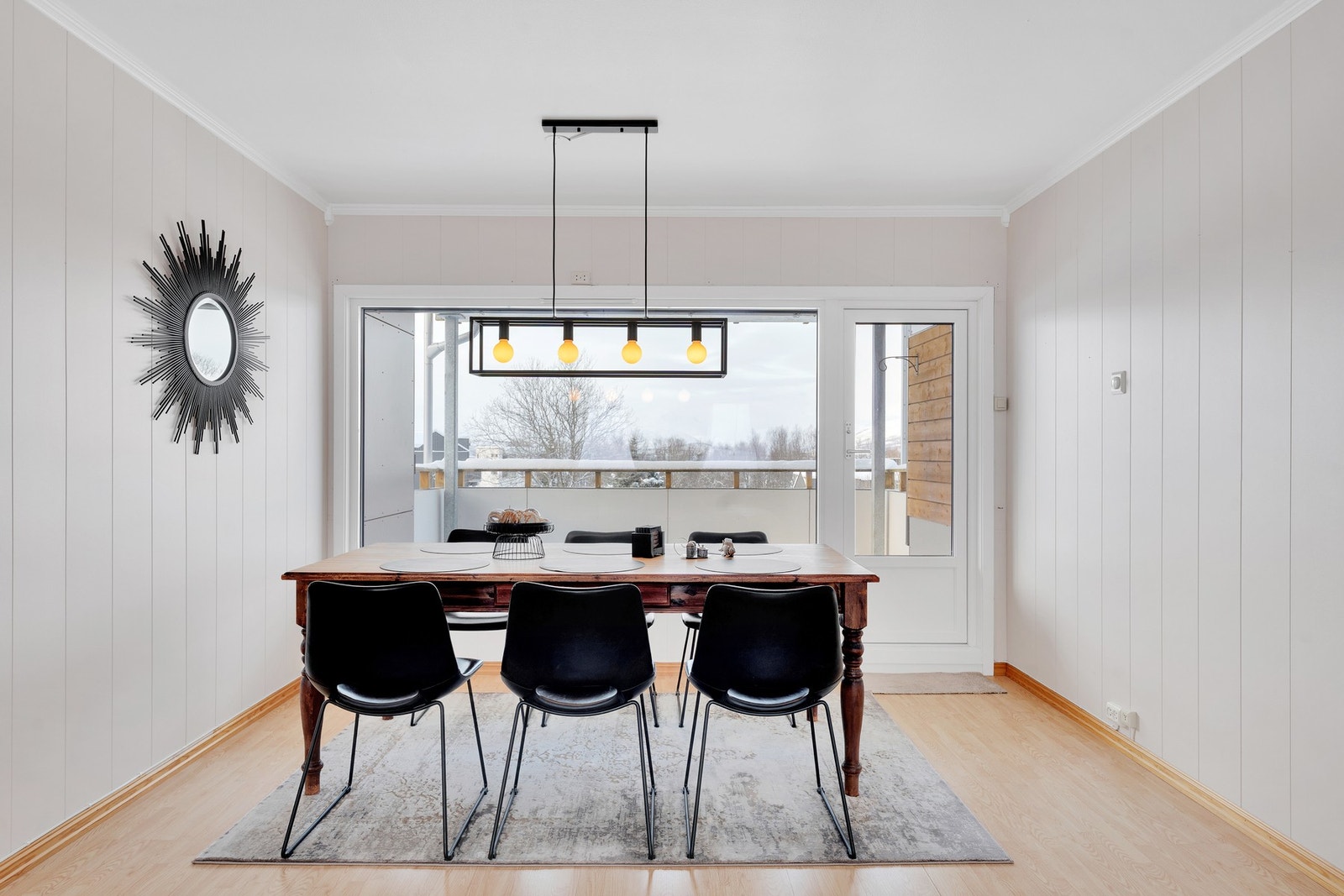 Utgang til balkong fra stue/spisestue. Galleribilde