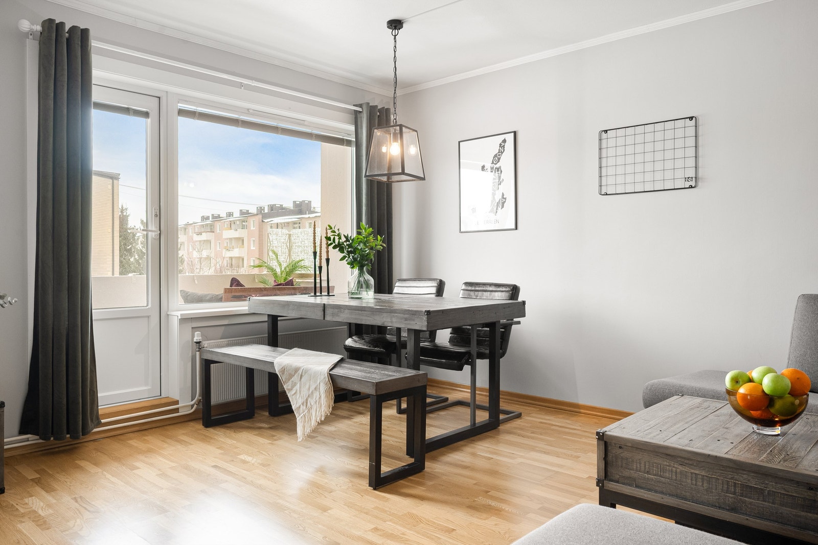 Fra stuen er det direkte utgang til balkongen. Både balkongdøren og vinduene ble skiftet i 2019. Galleribilde