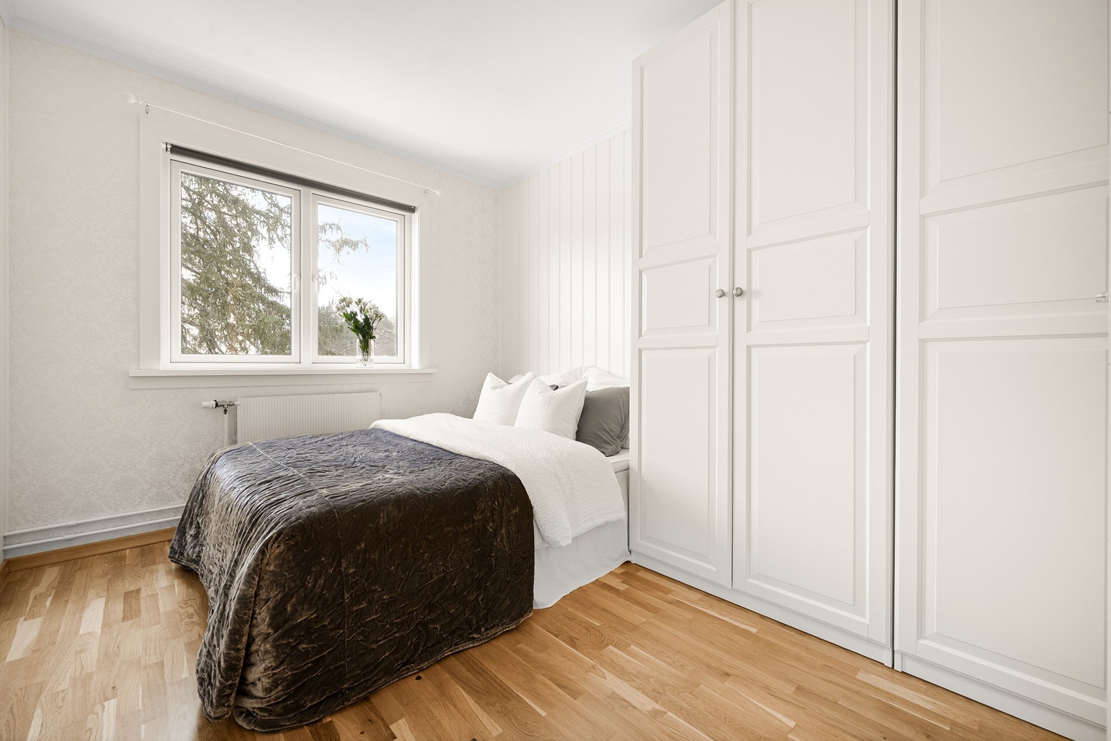Hovedsoverommet er romslig og utstyrt med en stor garderobeløsning. Galleribilde