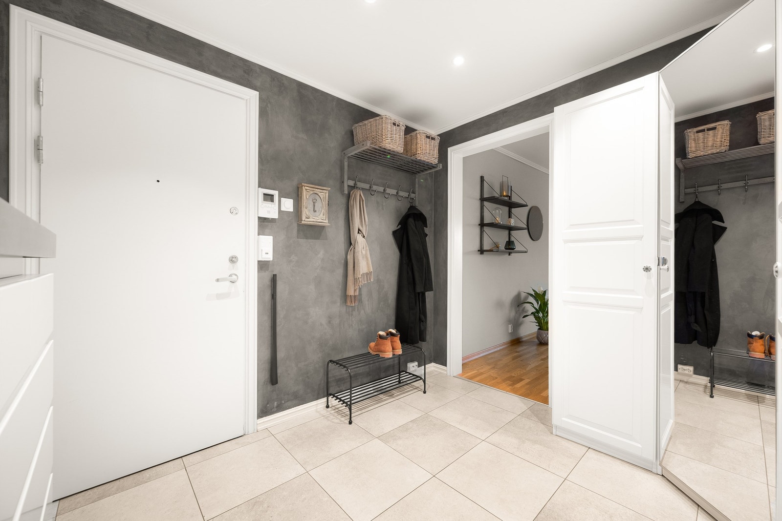 Innbydende entré med flislagt gulv og behagelig gulvvarme. Galleribilde