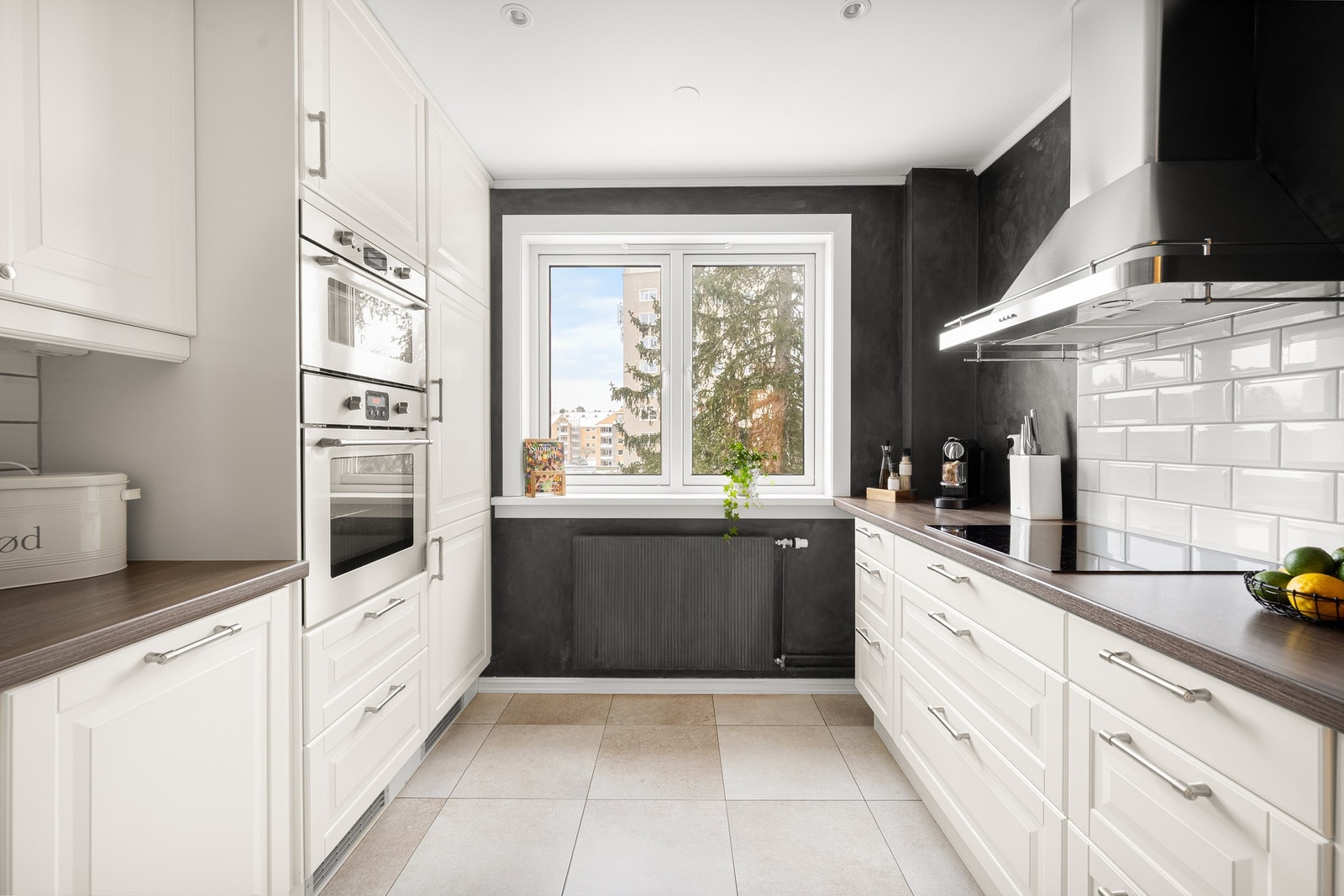 Kjøkkenet er fullt utstyrt med integrert stekeovn, mikrobølgeovn, oppvaskmaskin, kjøleskap og platetopp. Galleribilde