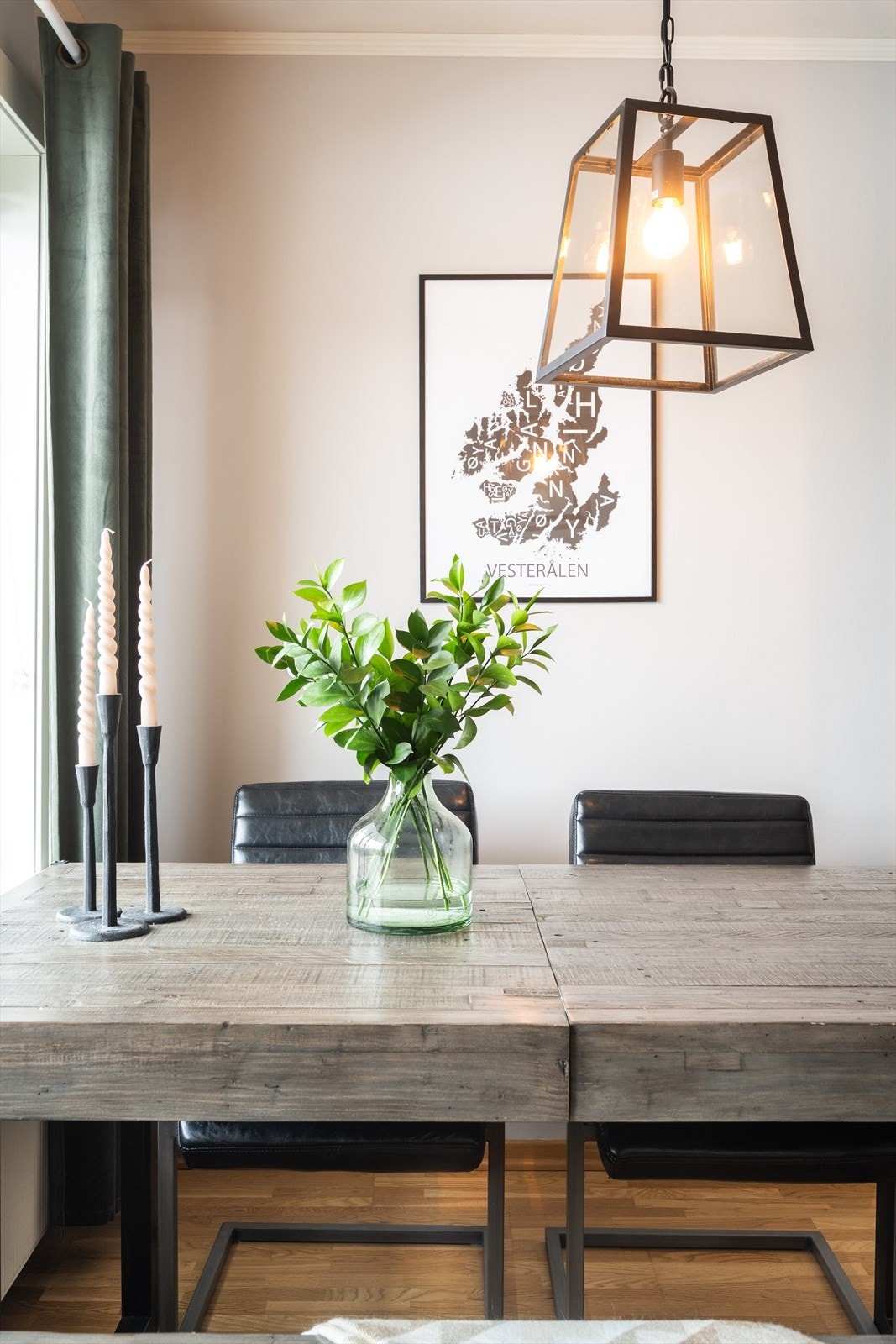 Spiseplassen er praktisk plassert ved vinduet. Galleribilde