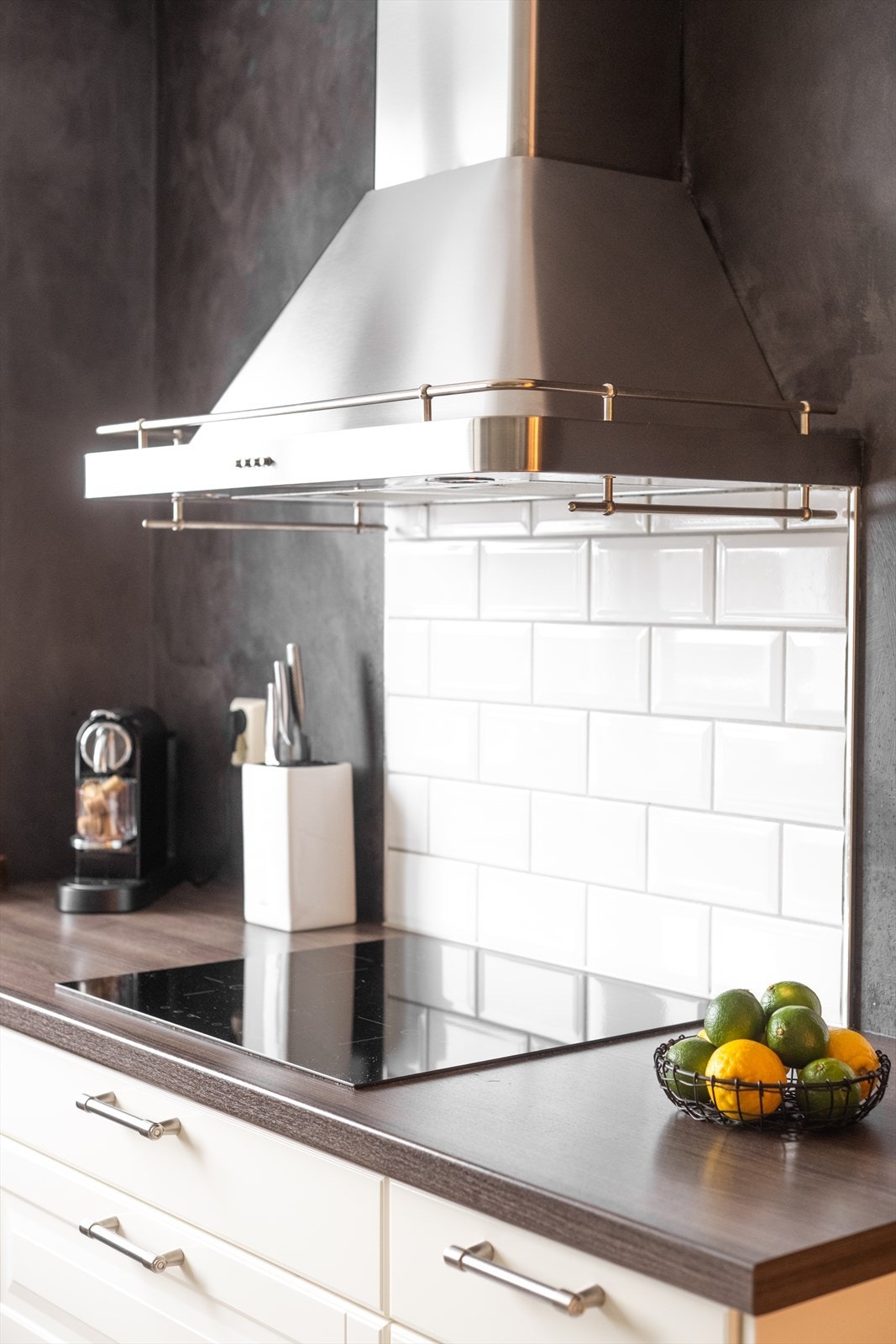 Fliser mellom benk og overskap beskytter veggen og forenkler renholdet. Galleribilde